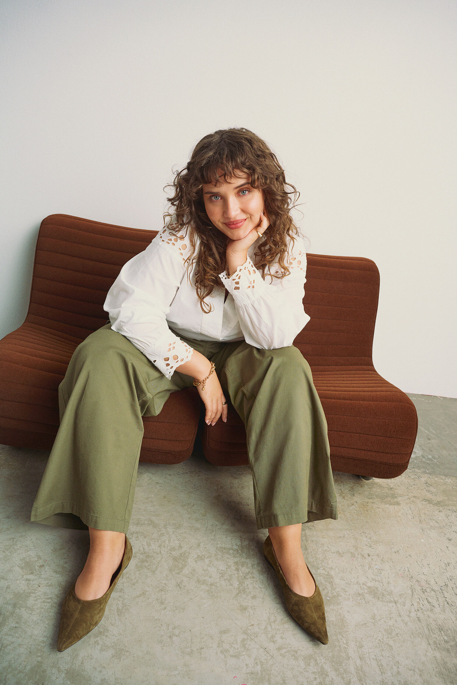 Look mit Broderie-Anglaise-Details, , Model