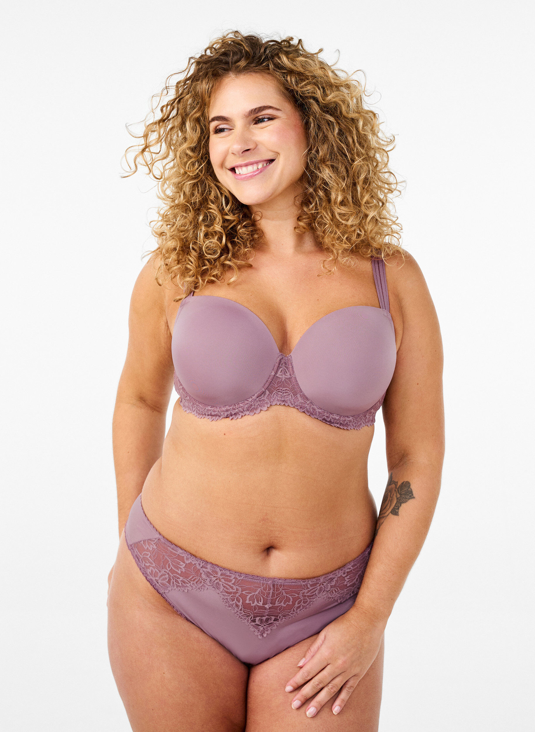 Zizzi Geformter BH mit Spitze und glatten Cups, Rot, Model image number 1
