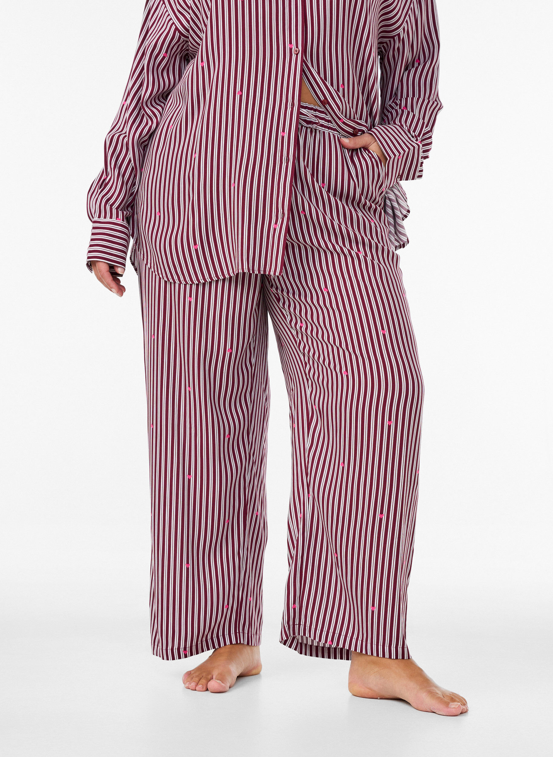 ZizziLockere Nachthose mit Streifen und Herzen, Dunkles Bordeaux, Model image number 2
