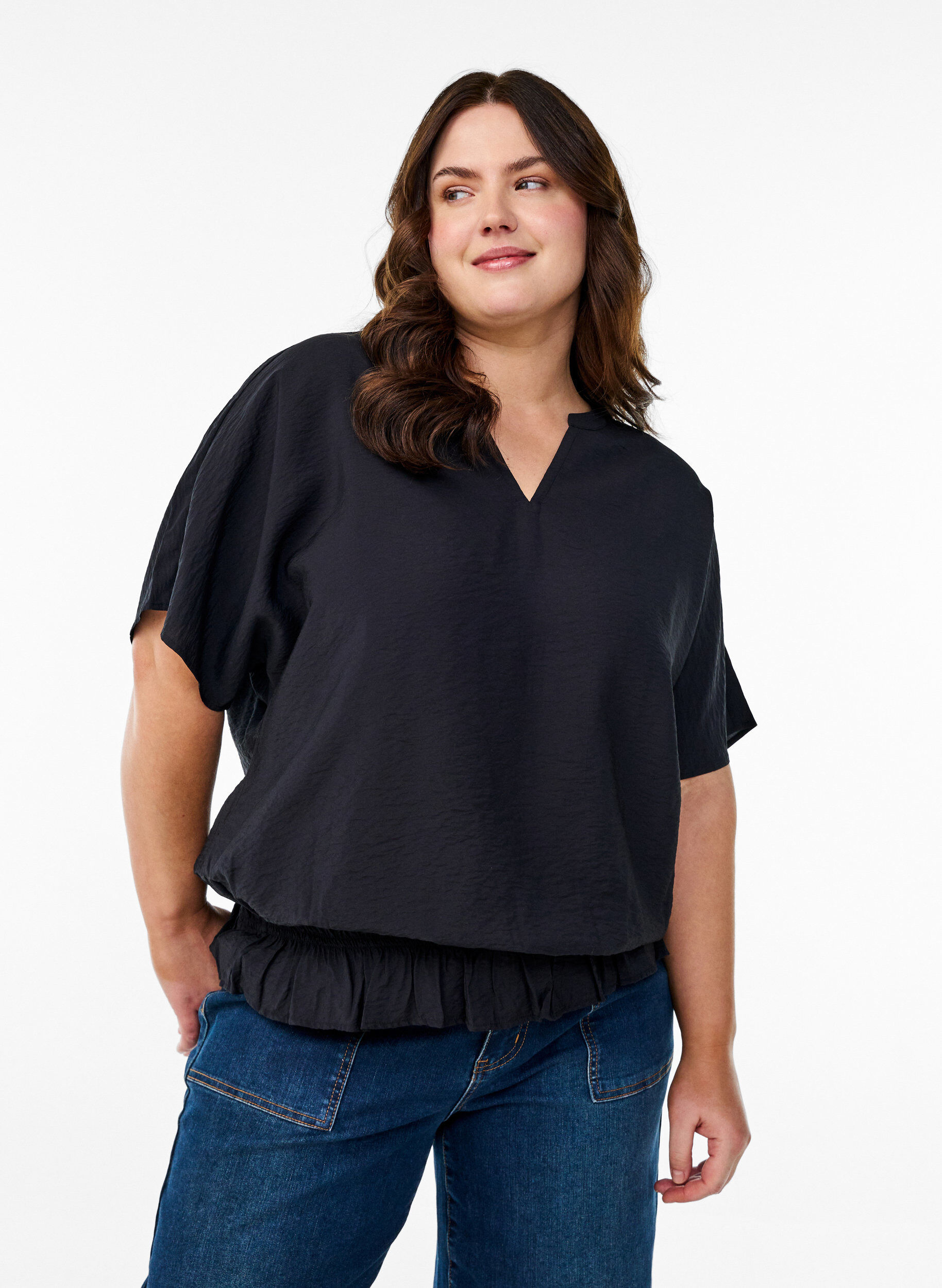 Zizzi Bluse mit kurzen &Auml;rmeln und einem ger&uuml;schten Saum, Schwarz, Model image number 0