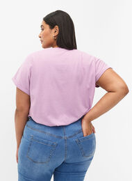 Kurzärmeliges T-Shirt aus einer Baumwollmischung, Lavender Mist, Model