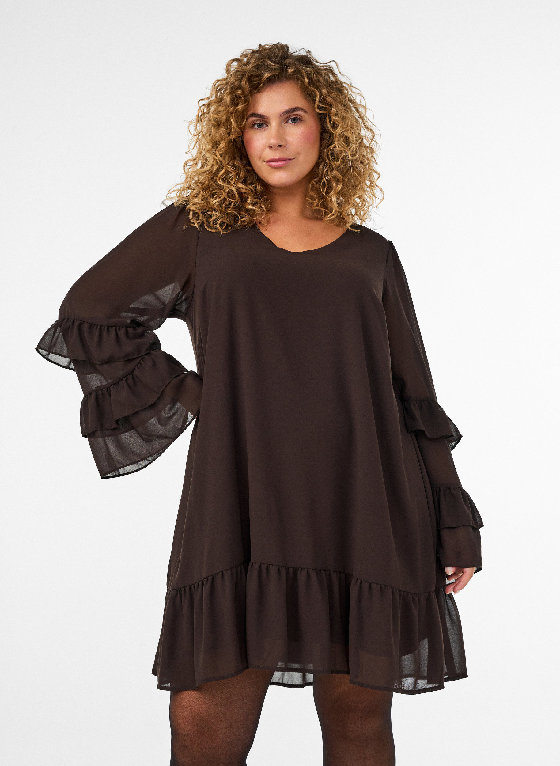 ZizziKurzes Kleid mit transparenten R&uuml;schen&auml;rmeln, Braun, Model image number 0