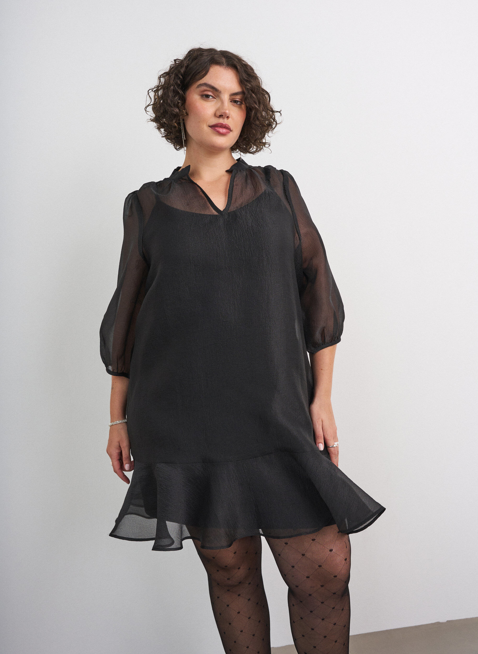 ZizziKurzes Kleid aus Organza mit R&uuml;schensaum, Schwarz, Model image number 0