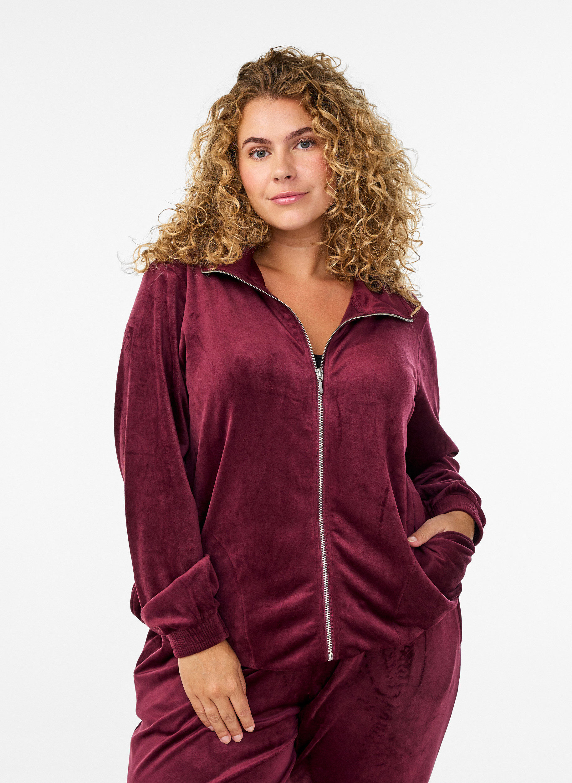 Cardigan aus Velours mit Rei&szlig;verschluss und hohem Kragen, Dunkles Bordeaux, Model