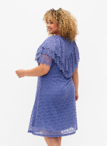 Kurzärmeliges Kleid aus Spitze mit breiten Rüschen, Lavender Violet, Model image number 1