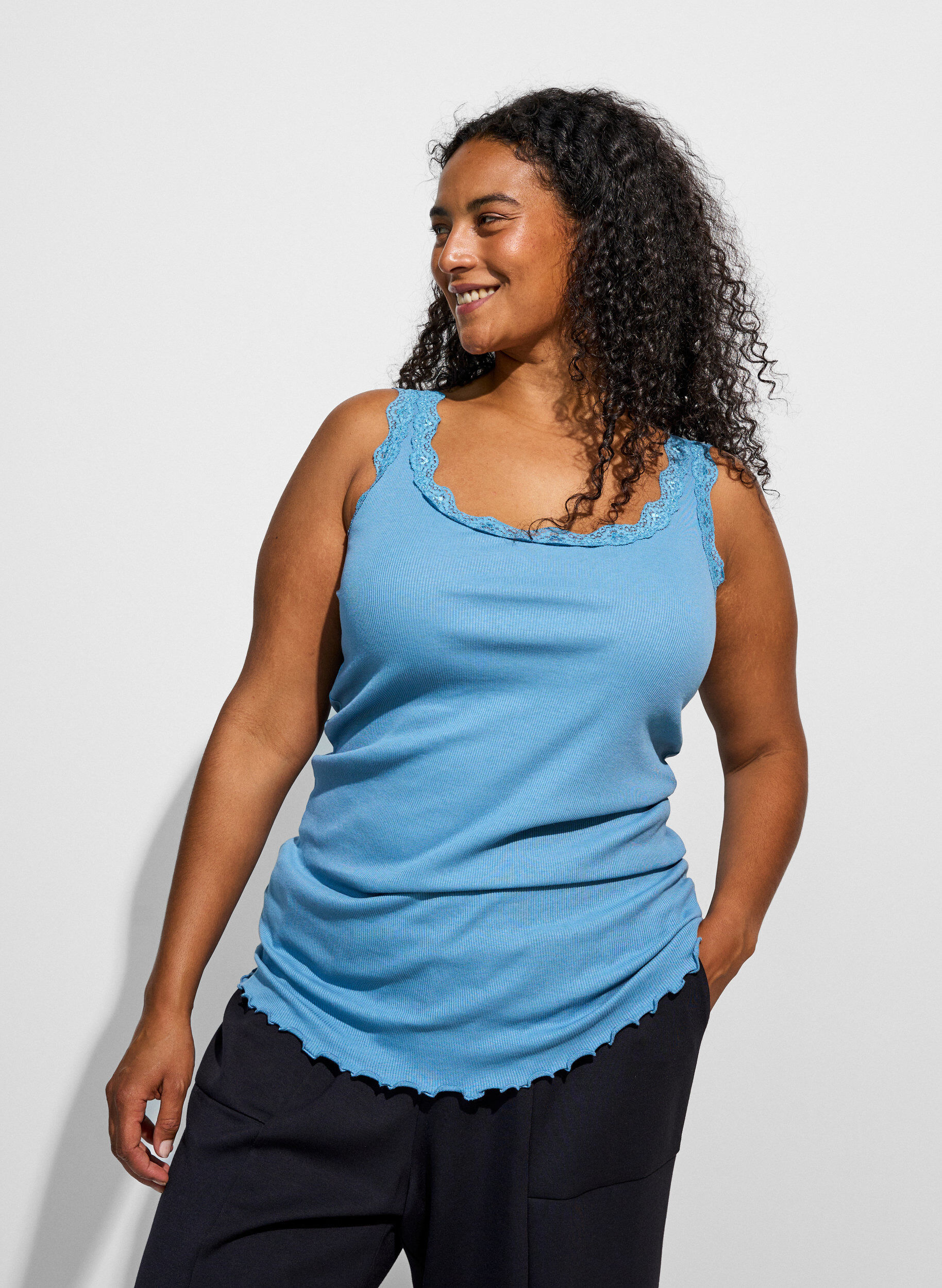 ZizziTop mit Spitzensaum, Blau, Model image number 3