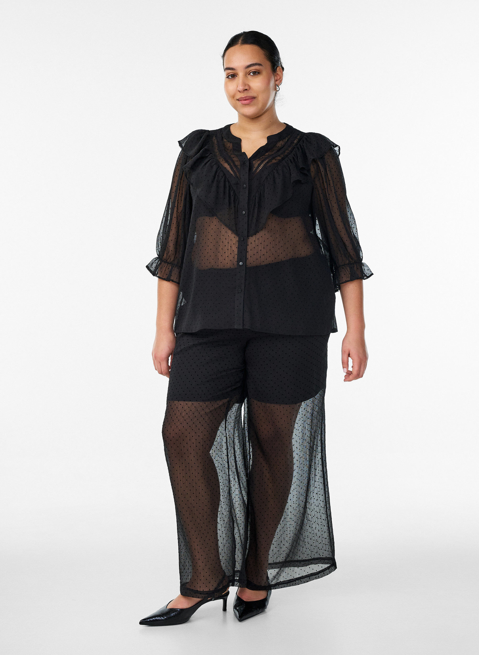 ZizziTransparente Hemdbluse mit Punkten und R&uuml;schendetails, Schwarz, Model image number 1