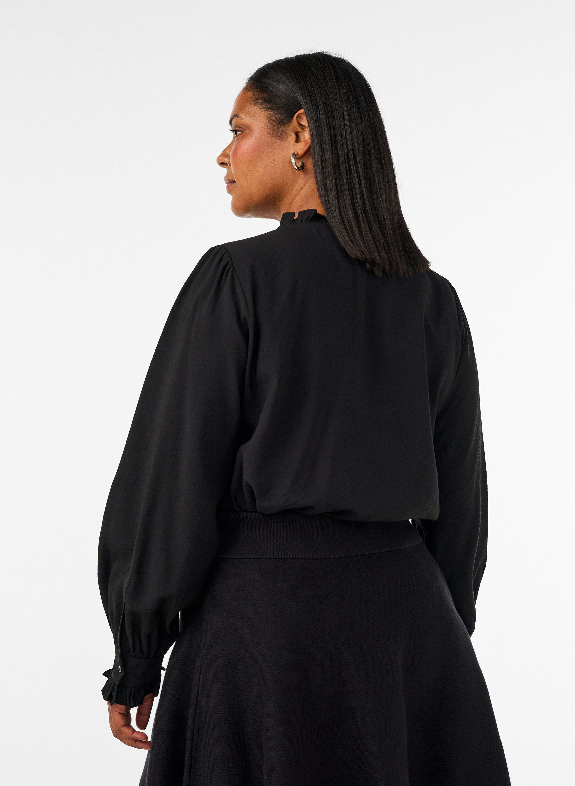 ZizziHemdbluse mit aufgestickten Blumenapplikationen, Schwarz, Model image number 2