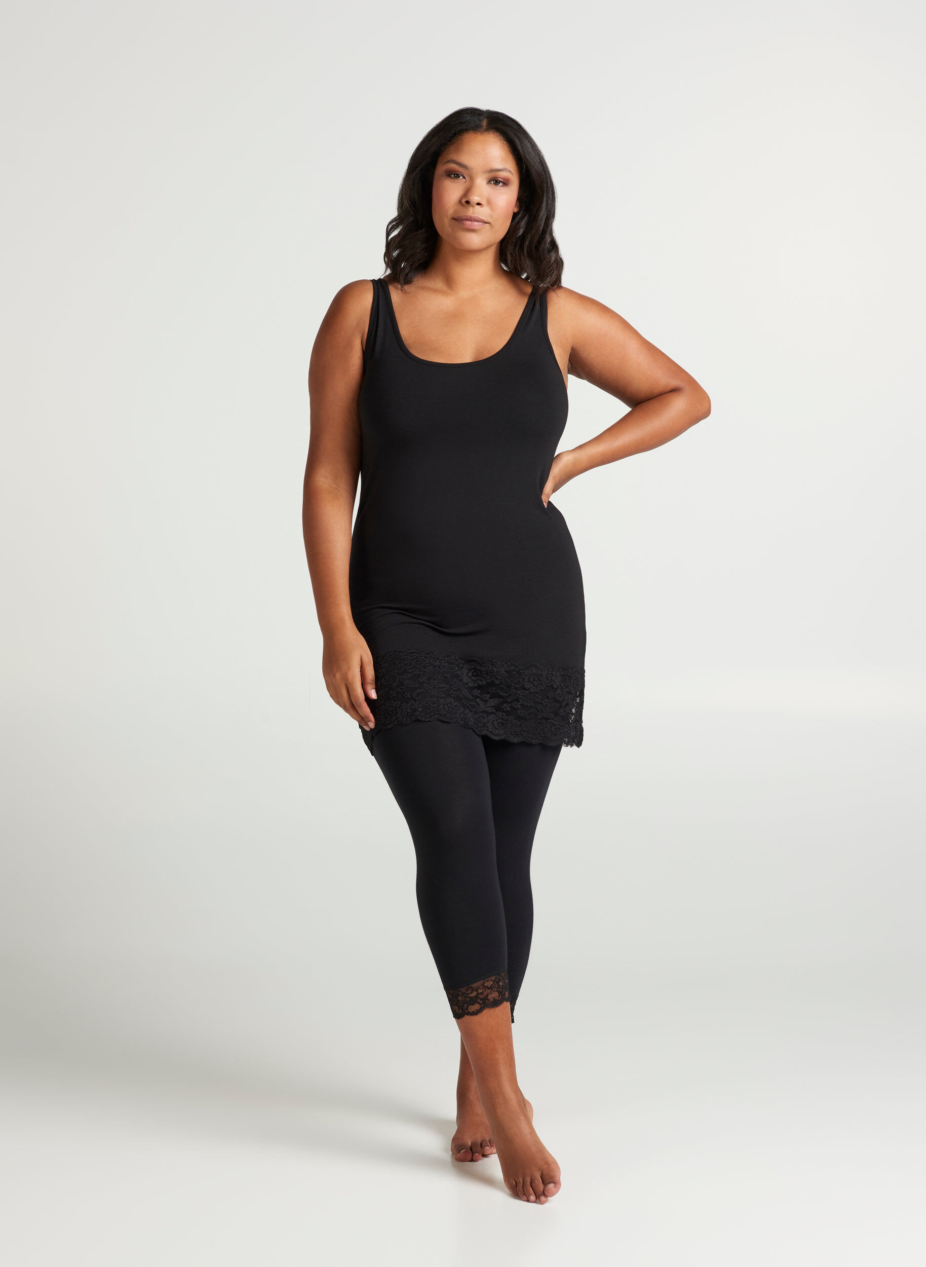 Zizzi 3/4-Leggings mit Spitzensaum, Black, Model image number 0