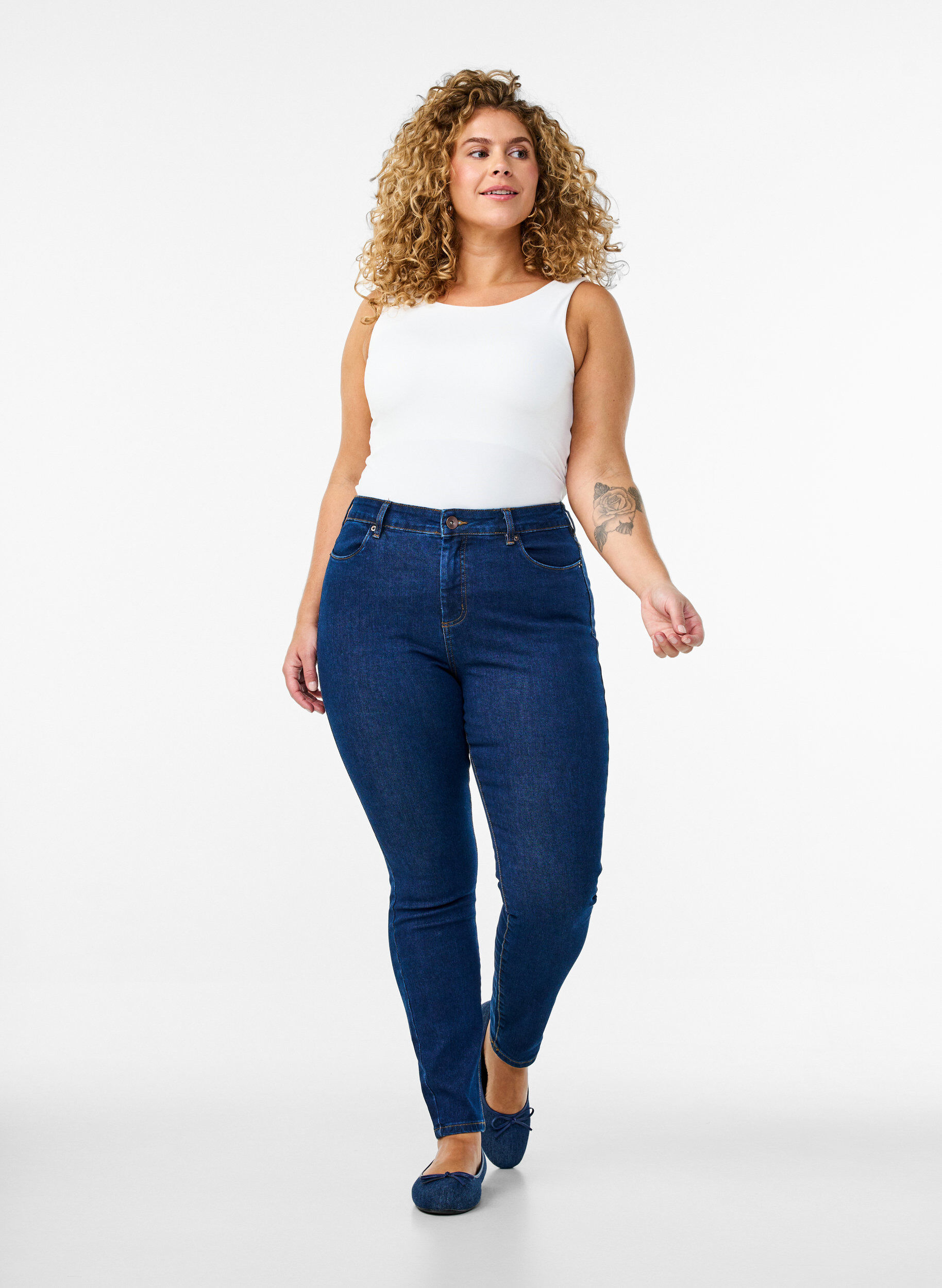 Amy Jeans mit hoher Taille und extra schlanker Passform, Blau, Model