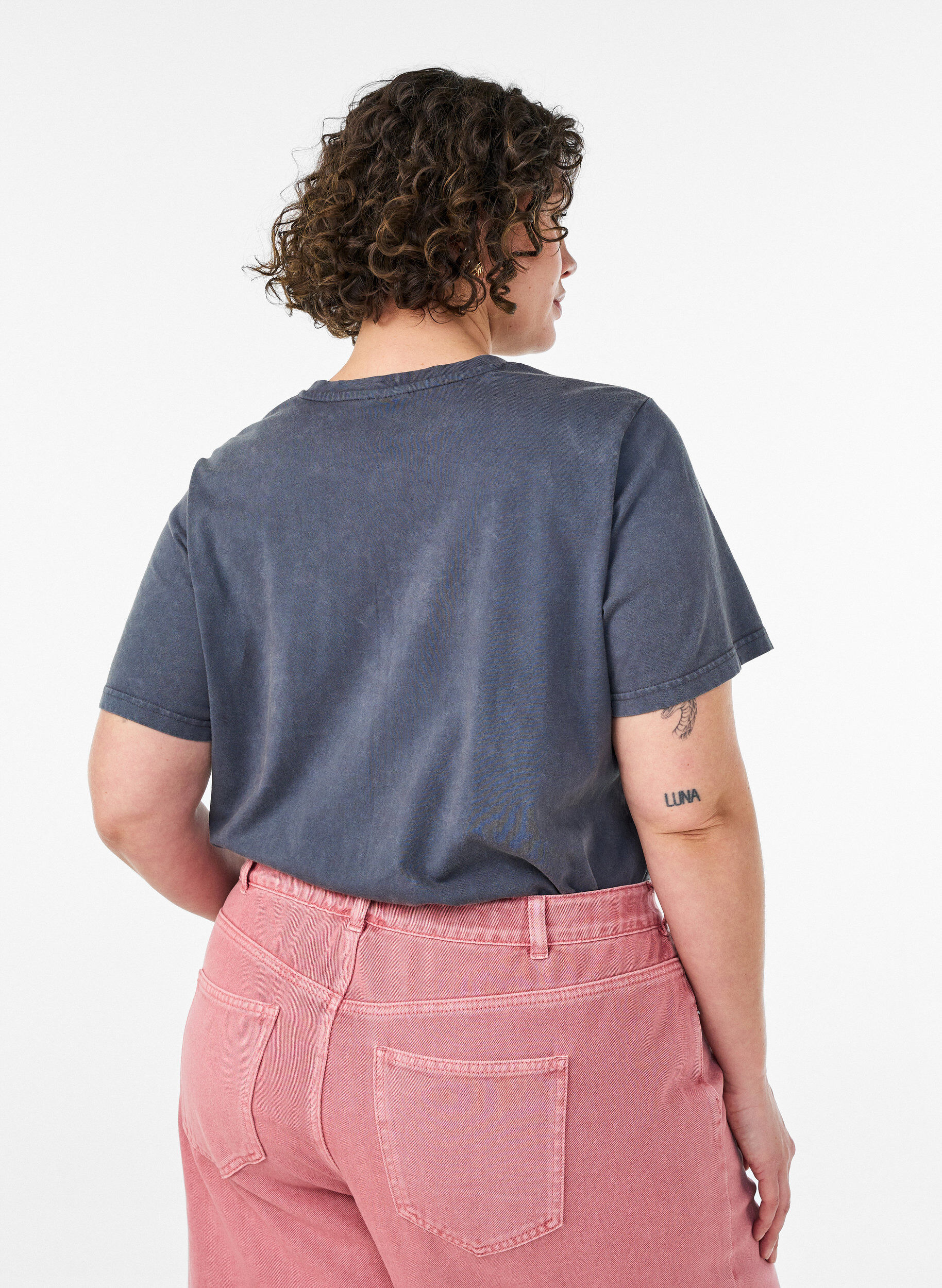 ZizziBaumwoll-T-Shirt mit Frontprint und gewaschener Optik, Grau, Model image number 2