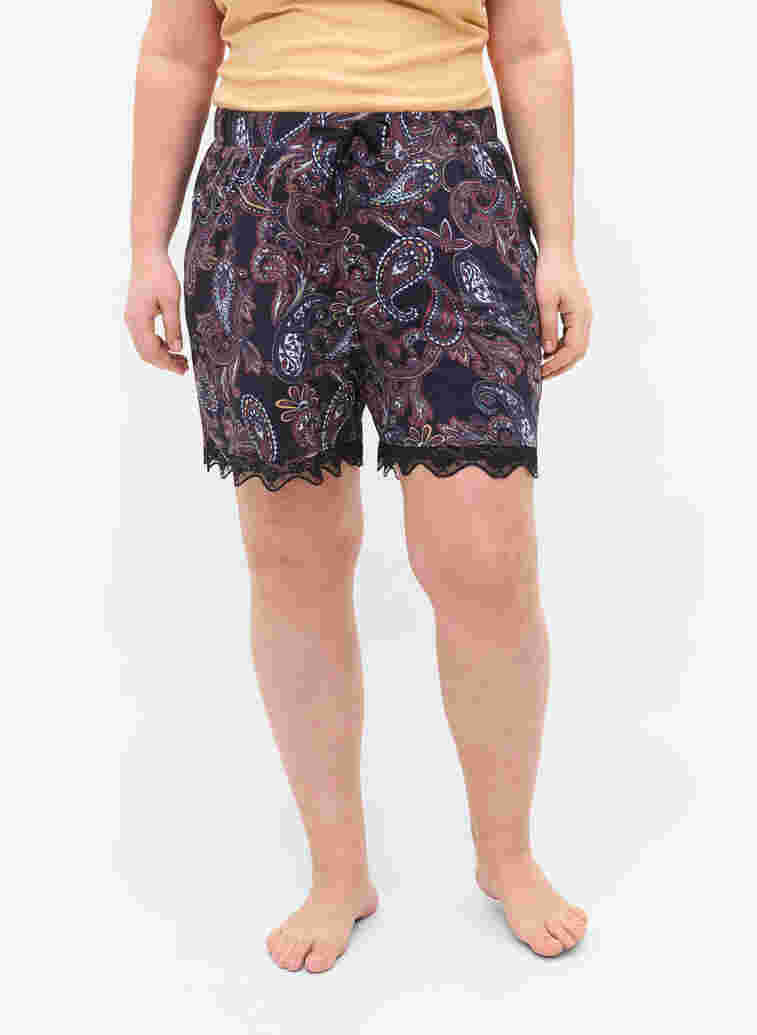 Kurze Schlafanzughose aus Viskose mit Spitzendetails, PAISLEY PRINT, Model