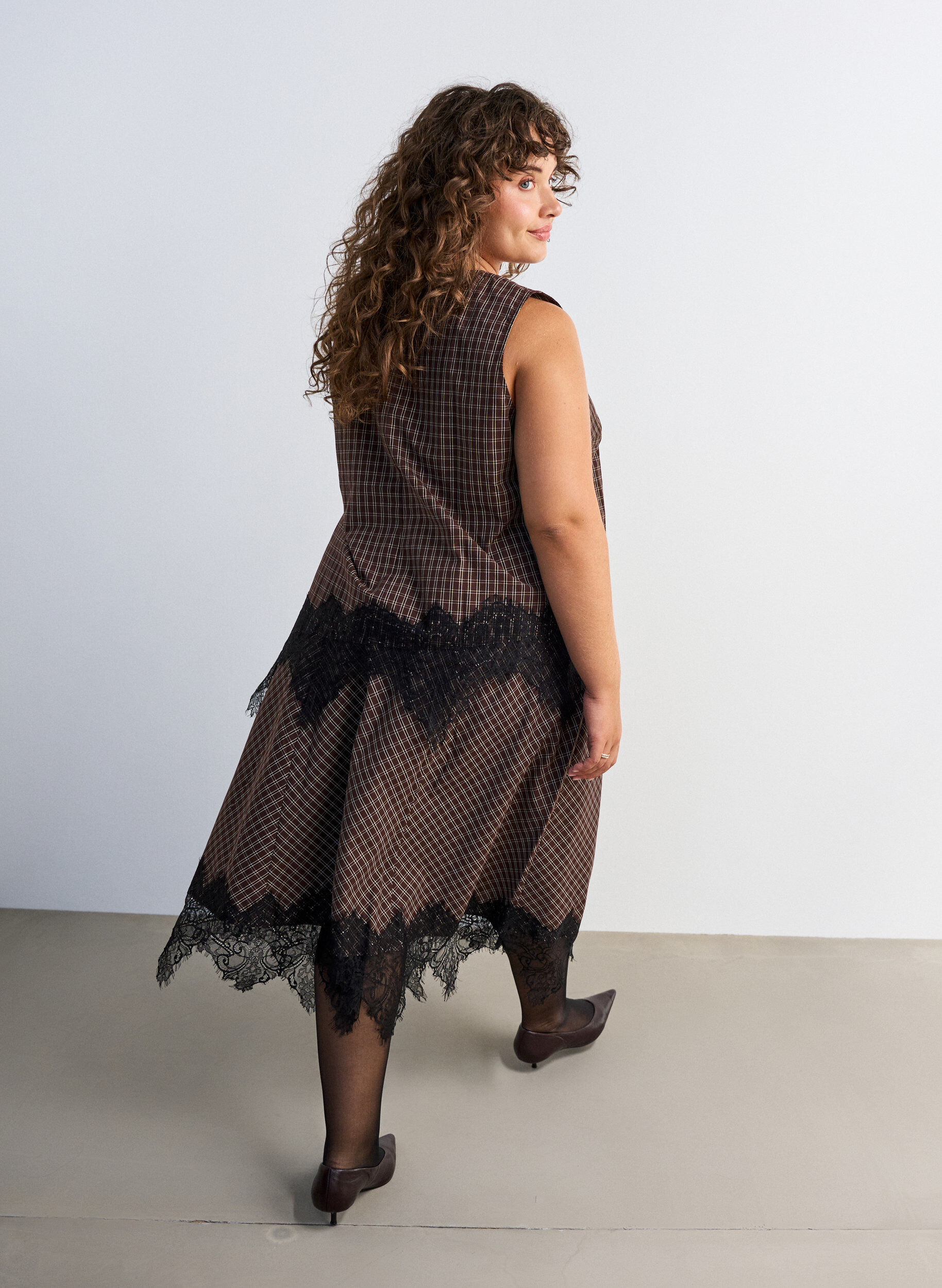ZizziKariertes Top mit asymmetrischen Spitzen, Braun, Model image number 2