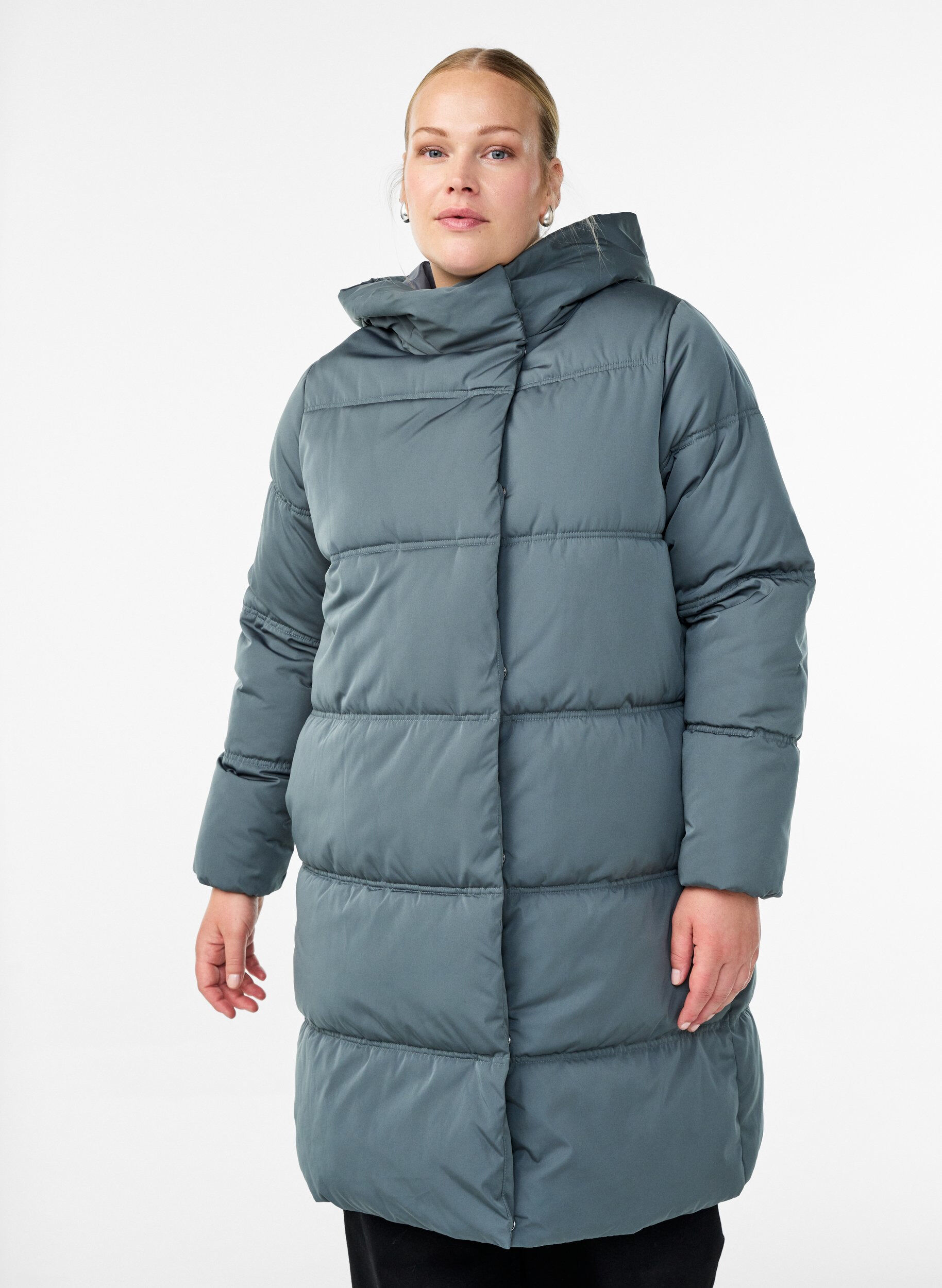 Lange Steppjacke mit Kapuze, Blau, Model