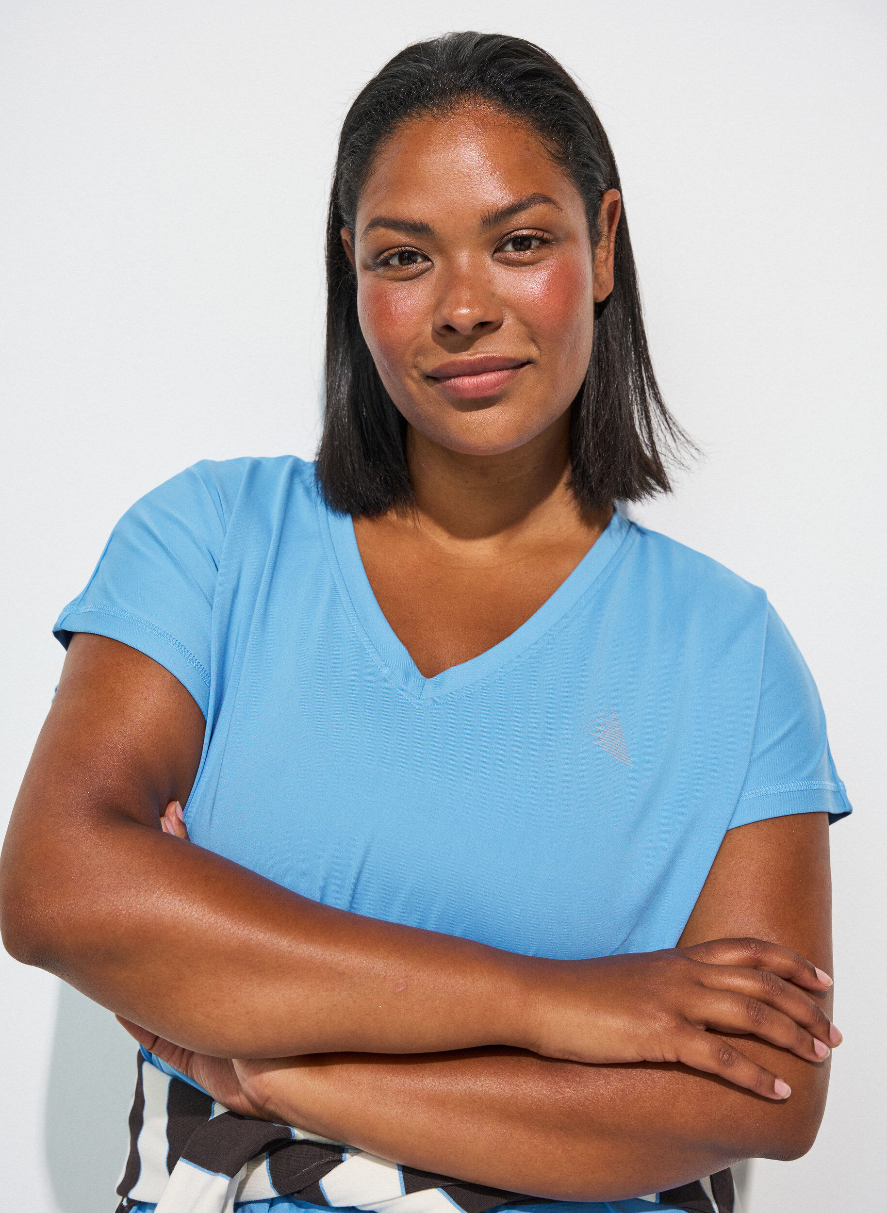 ZizziLockeres Trainings-T-Shirt mit V-Ausschnitt, Blau, Model image number 3