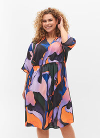 Midi Kleid mit V-Ausschnitt und farbigem Druck, Big Scale Print, Model