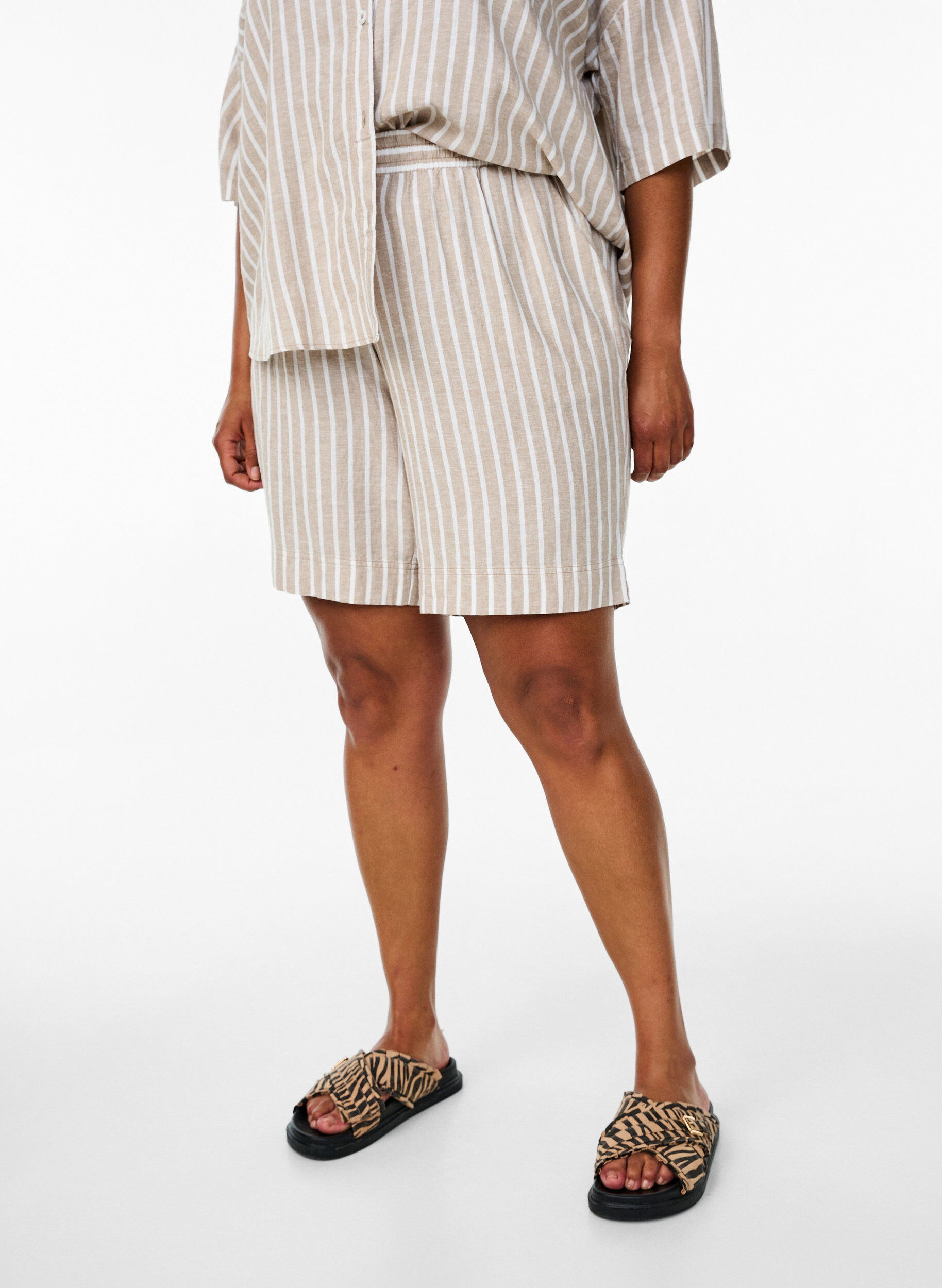 Zizzi Gestreifte Shorts aus Leinen und Viskose, Beige, Model image number 3