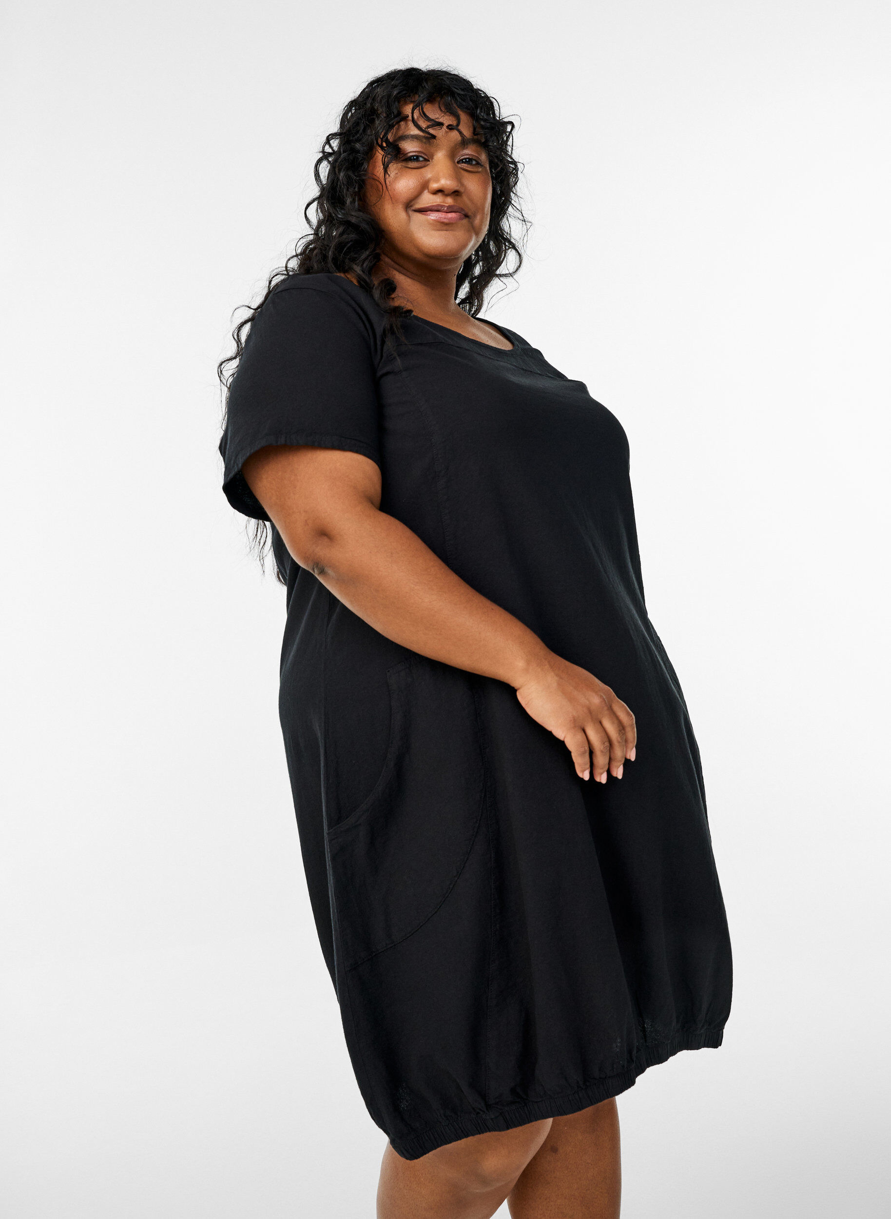 Kurzarm Kleid aus Baumwolle, Schwarz, Model