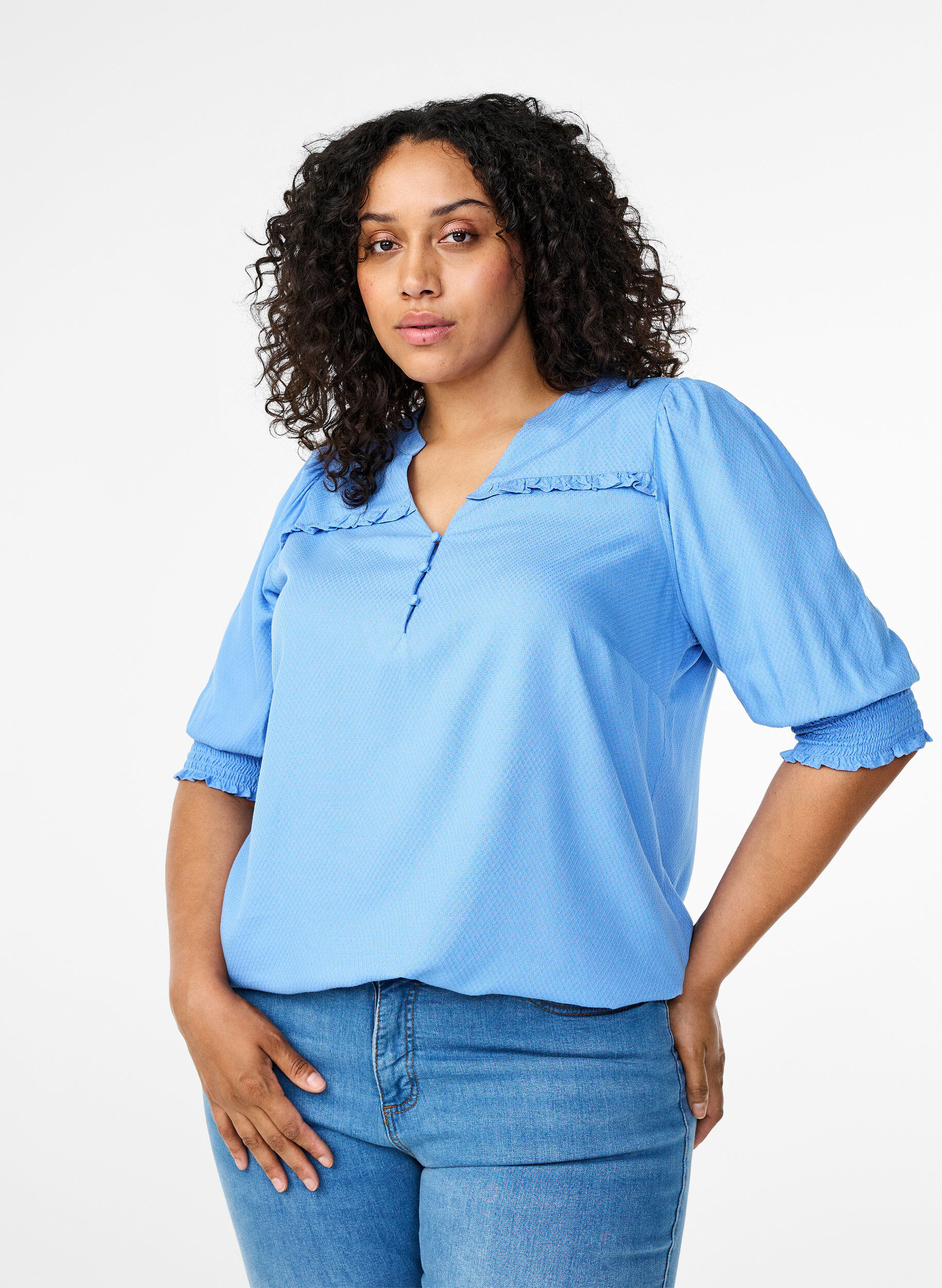 Zizzi  Viskosebluse mit Smok- und R&uuml;schendetail, Cornflower Blue, Model image number 0