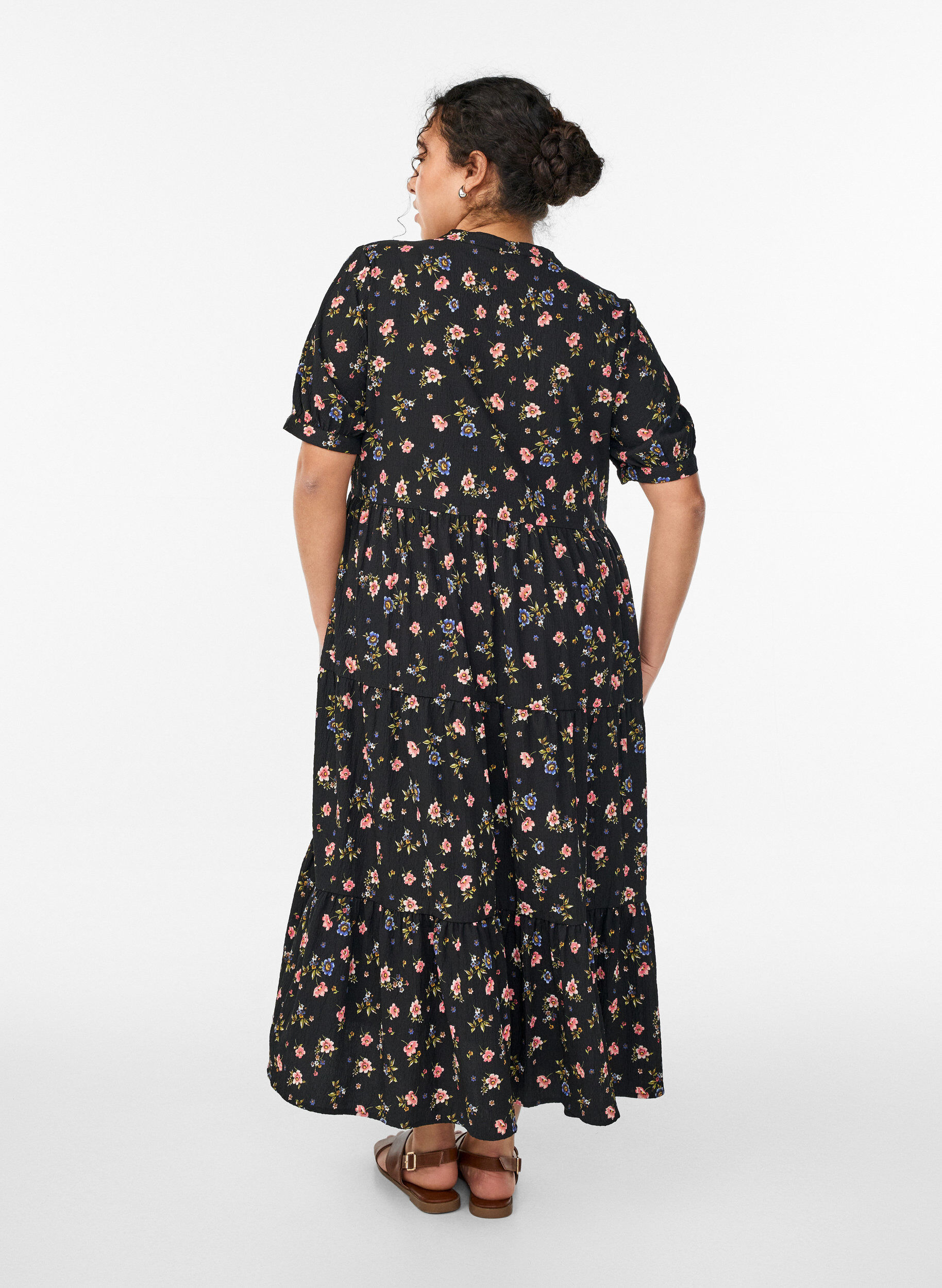 ZizziKn&ouml;chellanges Kleid mit kurzen &Auml;rmeln und gestuften Volants, Schwarz, Model image number 1