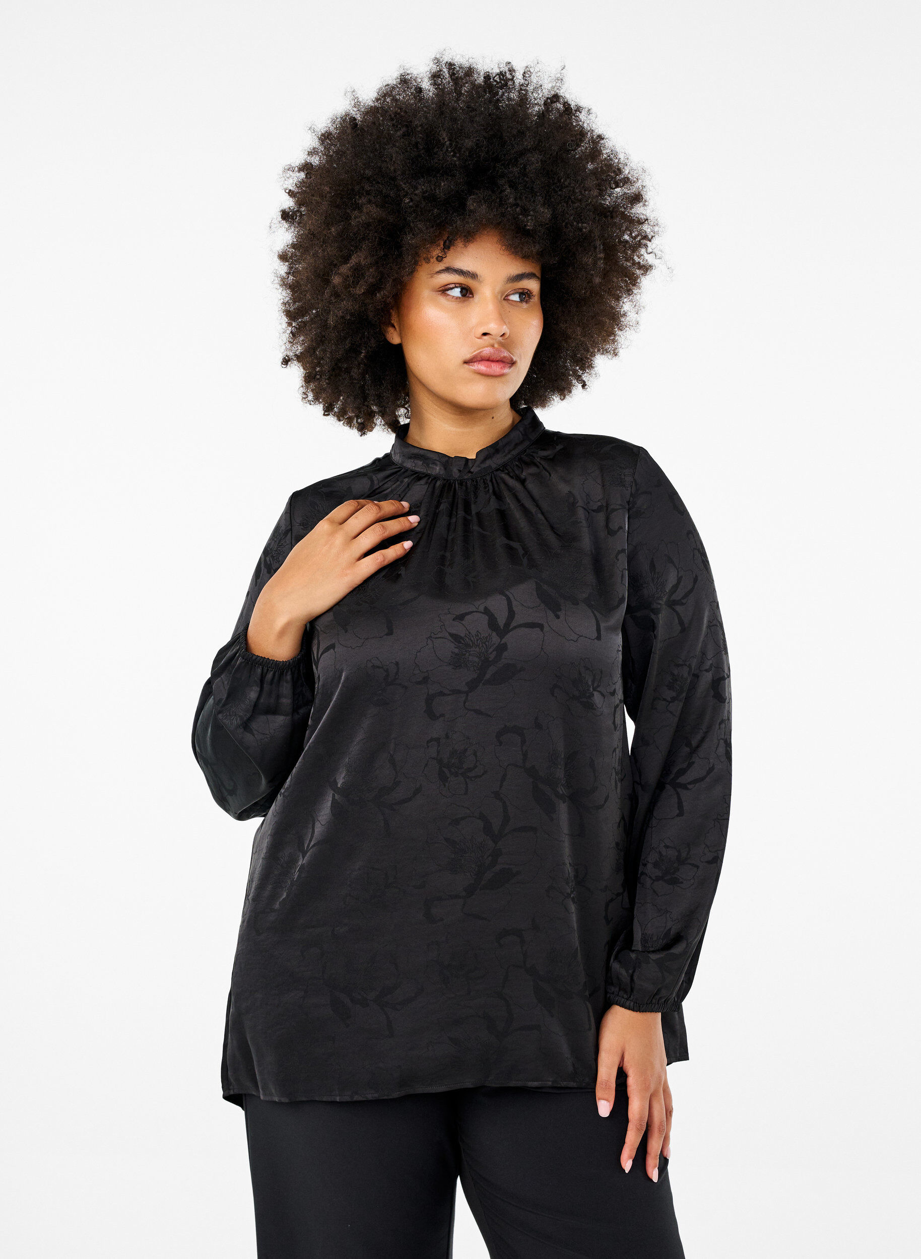 Zizzi Satinstoffbluse mit Ton-in-Ton-Muster, Black, Model image number 0