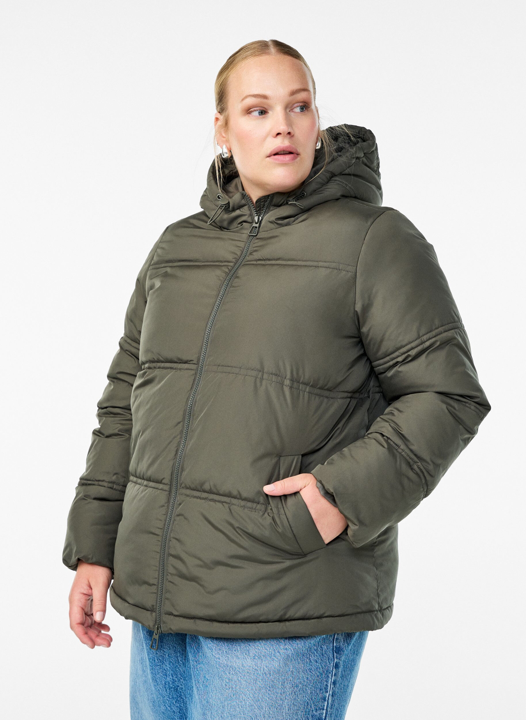 Kurze Steppjacke mit Kapuze und Zwei-Wege-Rei&szlig;verschluss, Grau, Model