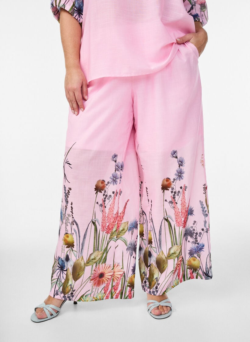 Hose mit gebl&uuml;mtem Muster und weiten Beinen, Pink, Model