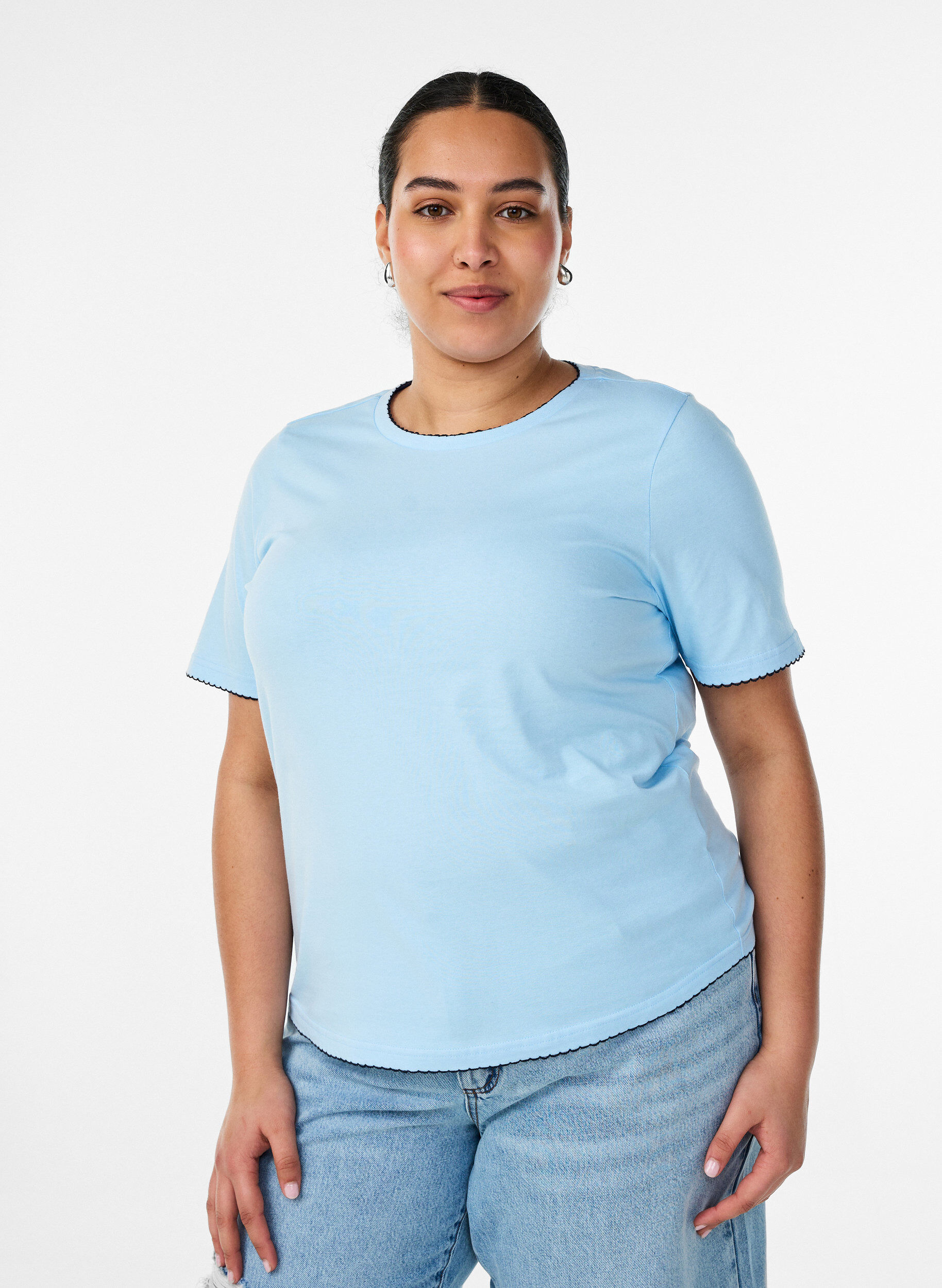 ZizziT-Shirt aus Baumwolle mit gewellten Kontrastkanten, Blau, Model image number 0