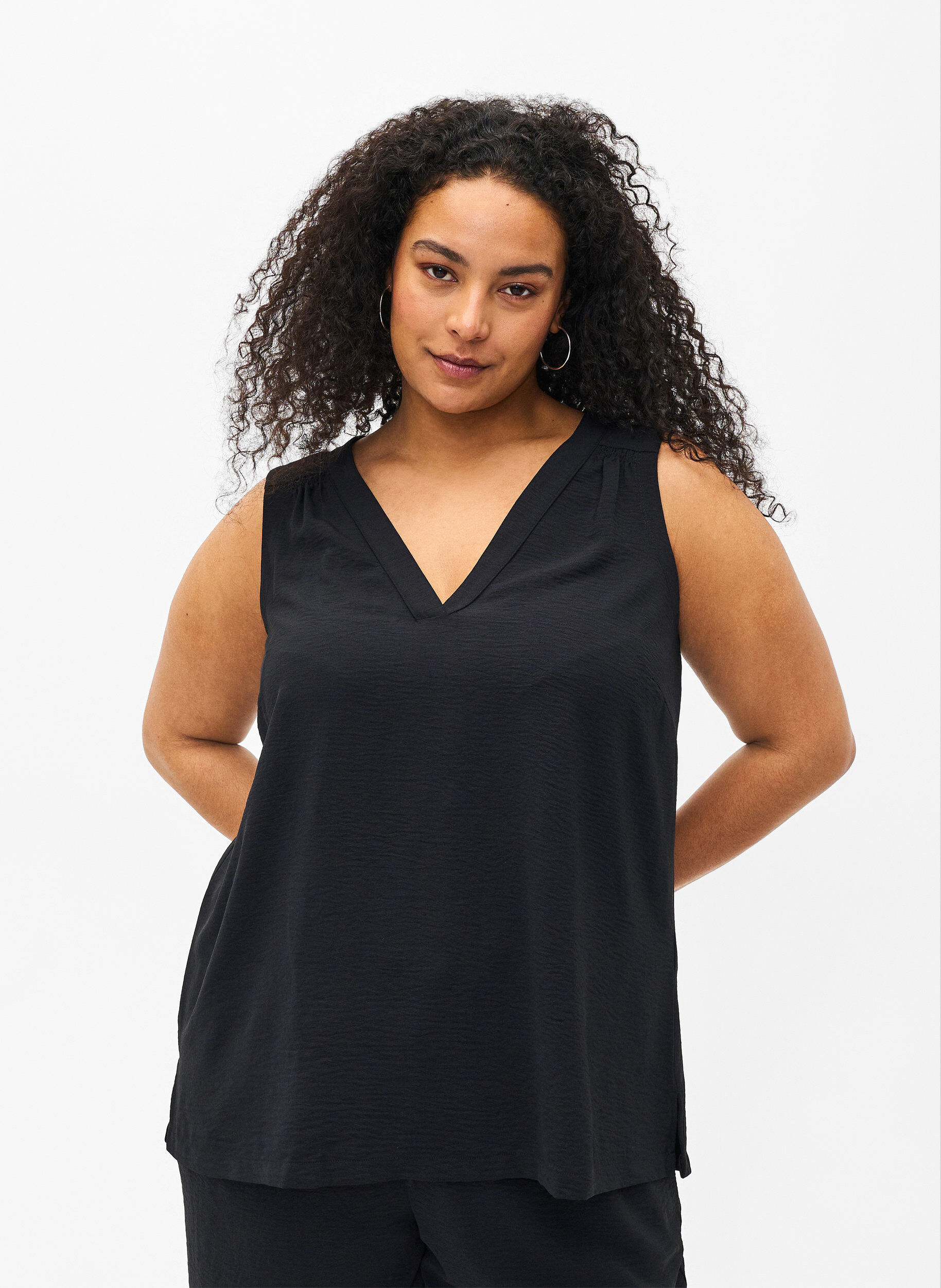 &Auml;rmelloses Oberteil mit Faltendetails, Schwarz, Model