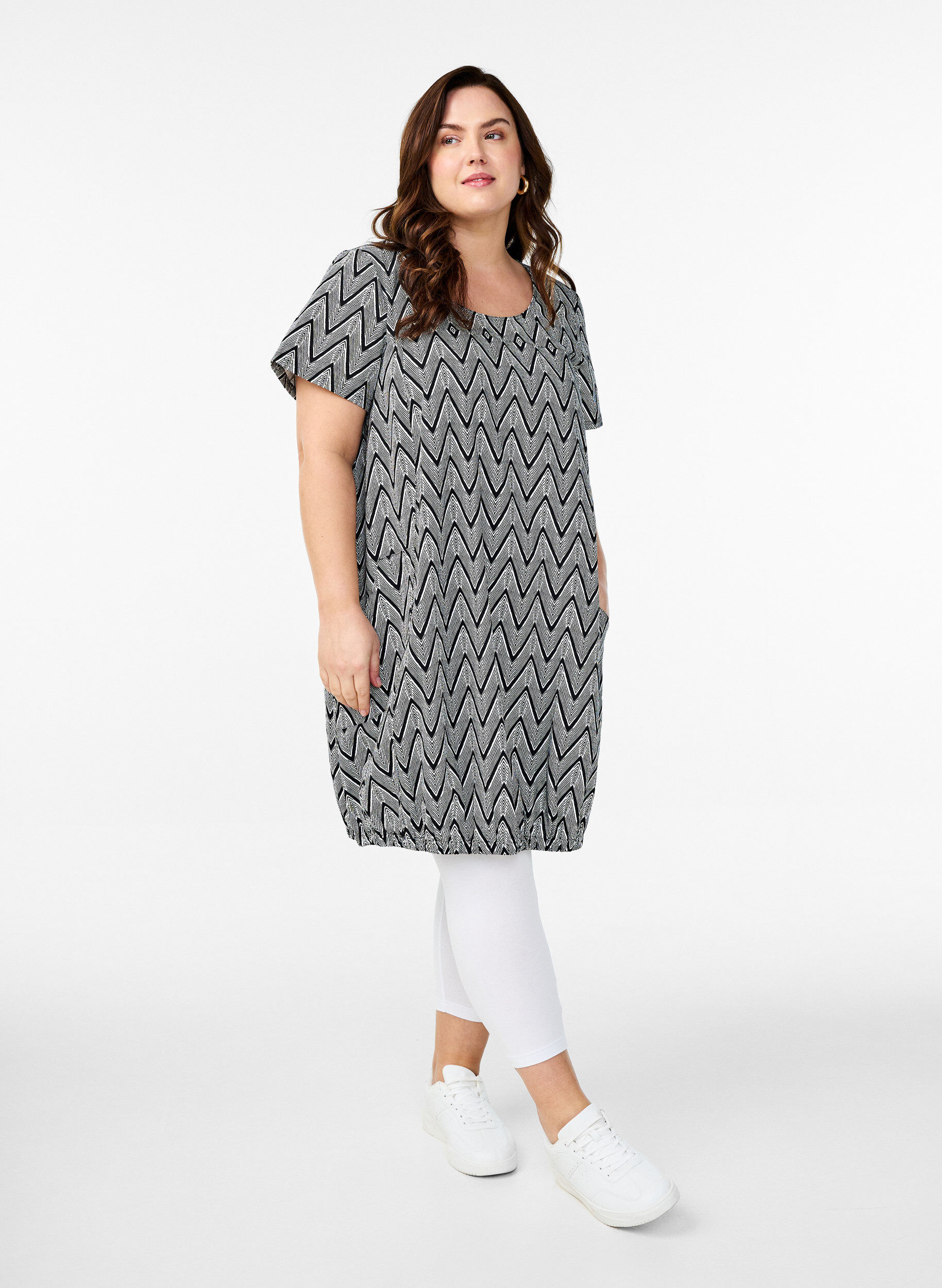 ZizziKurz&auml;rmliges Baumwollkleid mit Aufdruck, Schwarz, Model image number 1