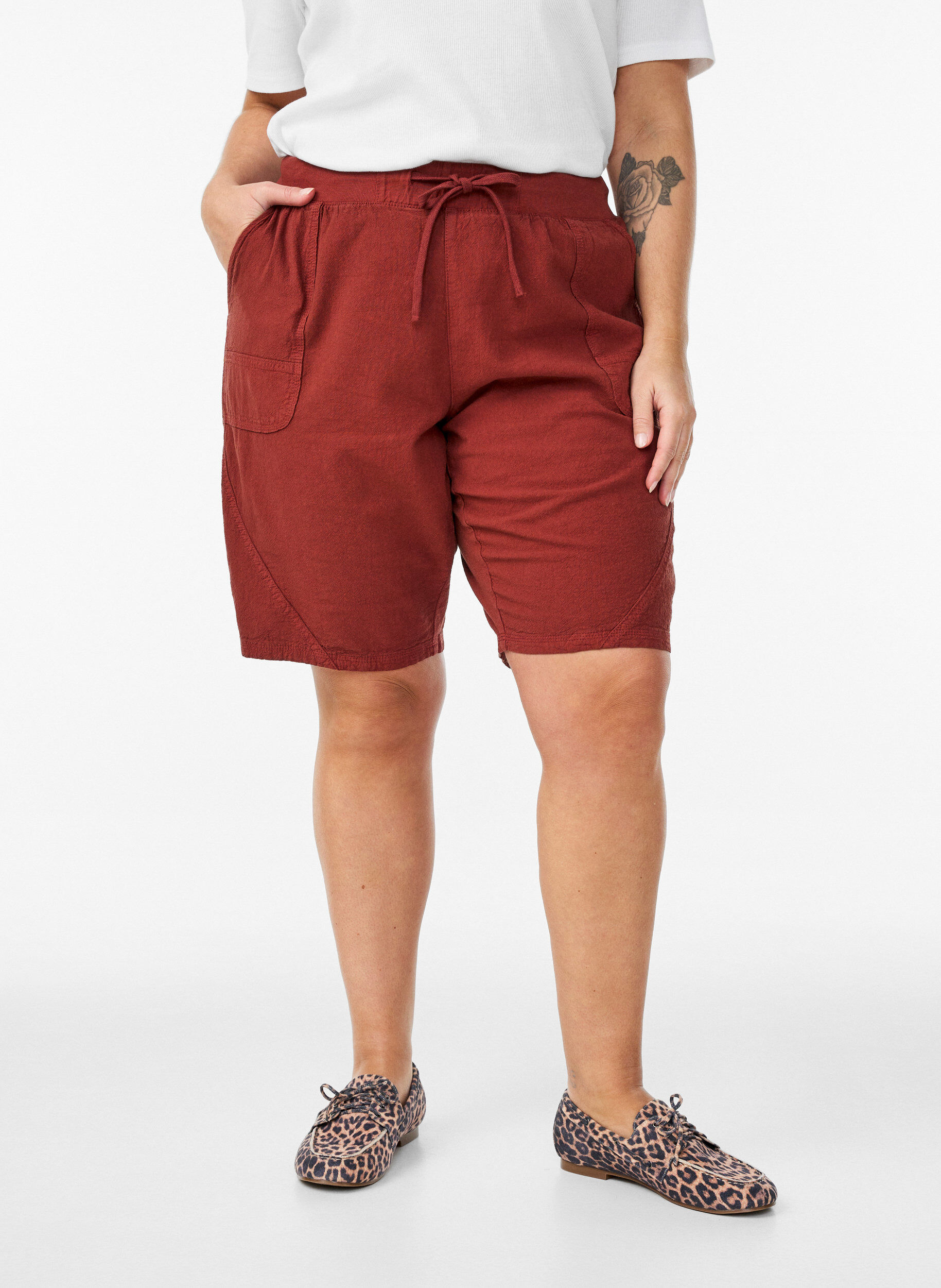 Zizzi Lockere Shorts aus Baumwolle mit Taschen, Rot, Model image number 3