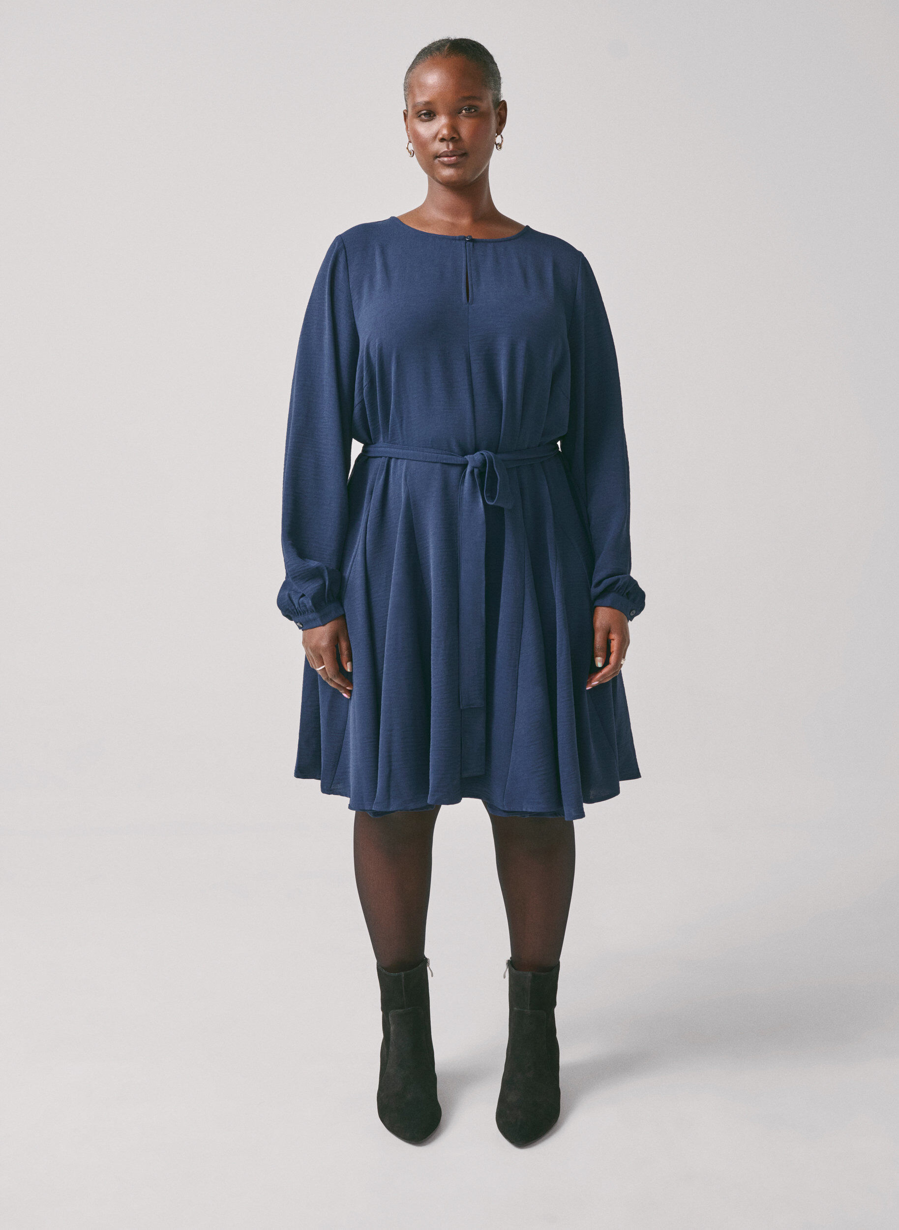 Zizzi Lang&auml;rmliges Kleid mit Bindeg&uuml;rtel, Navy Blazer, Image image number 1