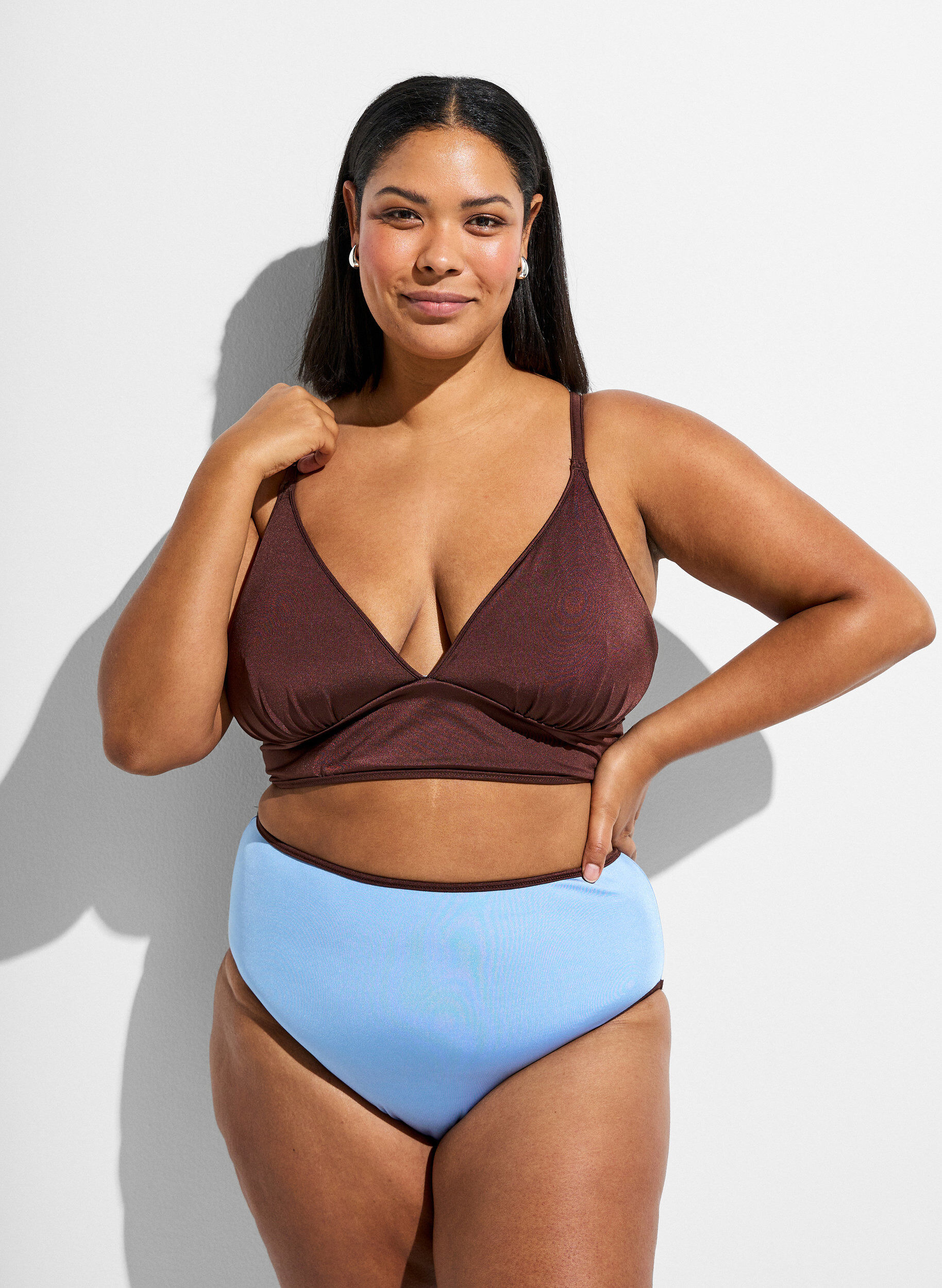 Zizzi Wende-Bikini-Top mit V-Ausschnitt und Kreuztr&auml;gern, Braun, Model image number 1