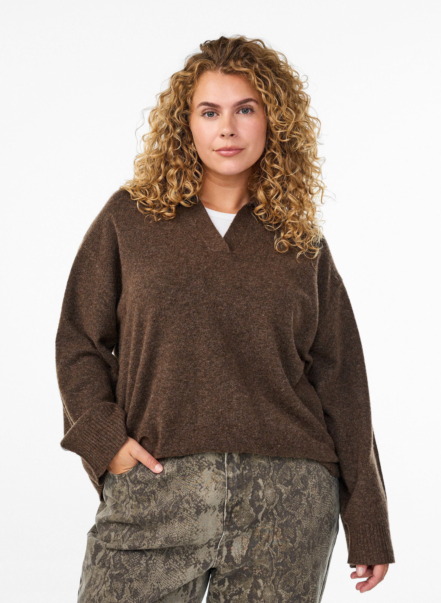 Strickbluse mit Kragen und V-Ausschnitt, Braun, Model