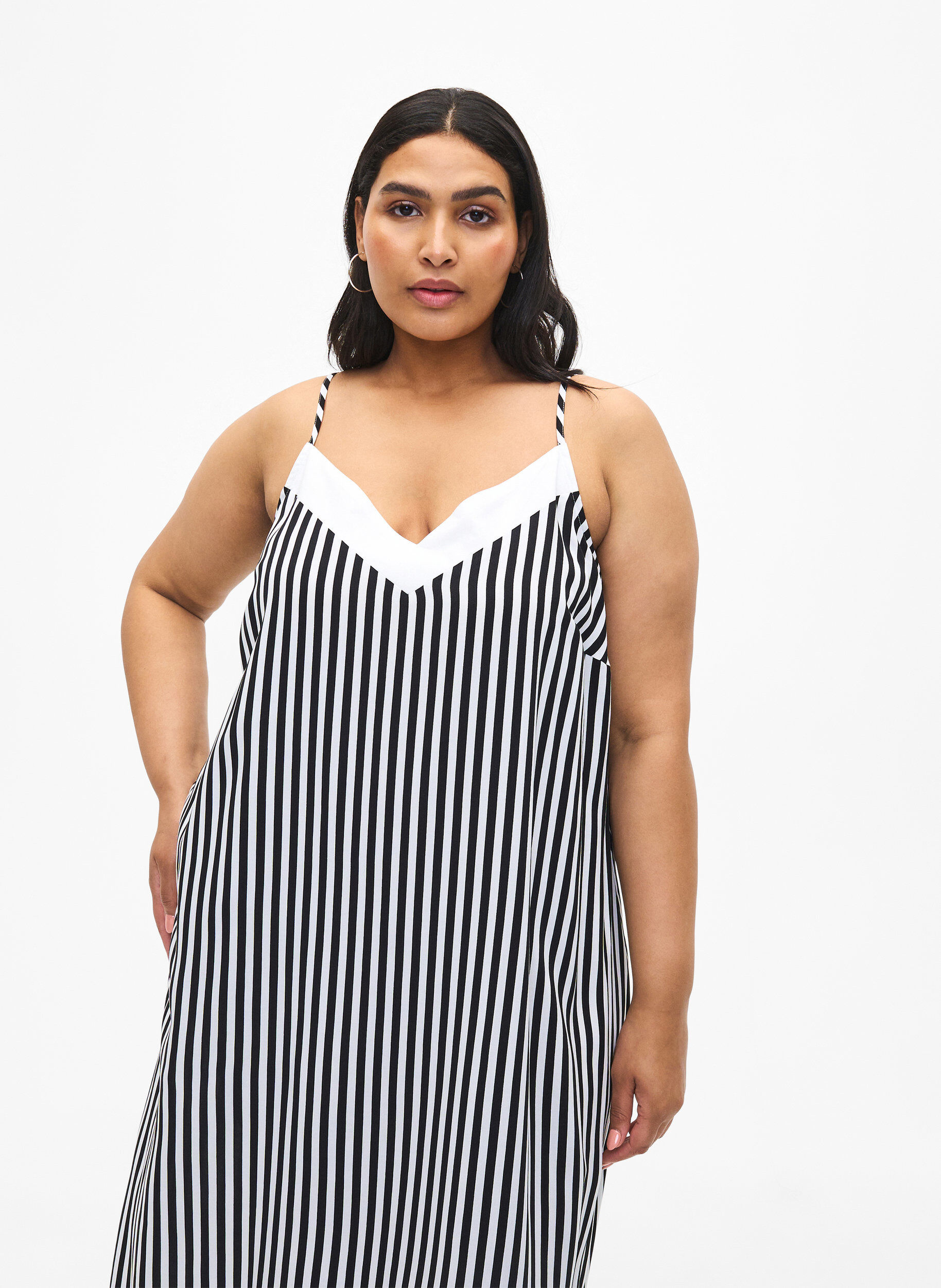 Zizzi FLASH &ndash; Gestreiftes Tr&auml;gerkleid aus Viskose, Black White Stripe, Model image number 2