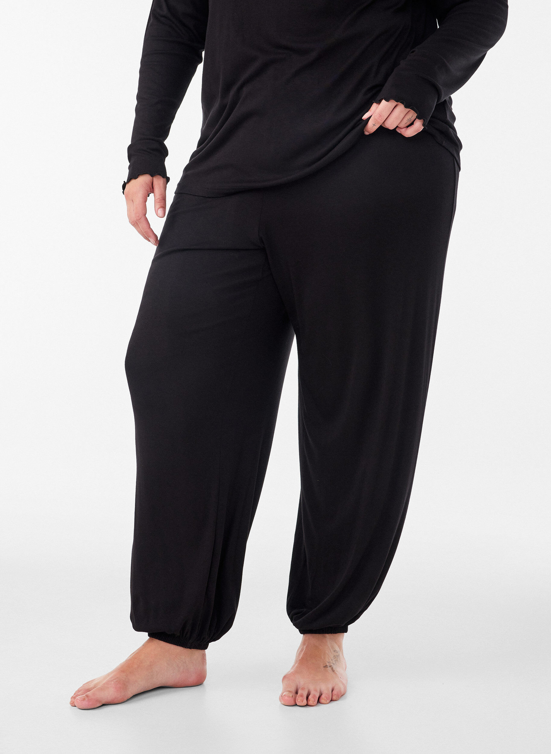 ZizziLockere Pyjamahose aus Viskose mit elastischem Bund, Schwarz, Model image number 2