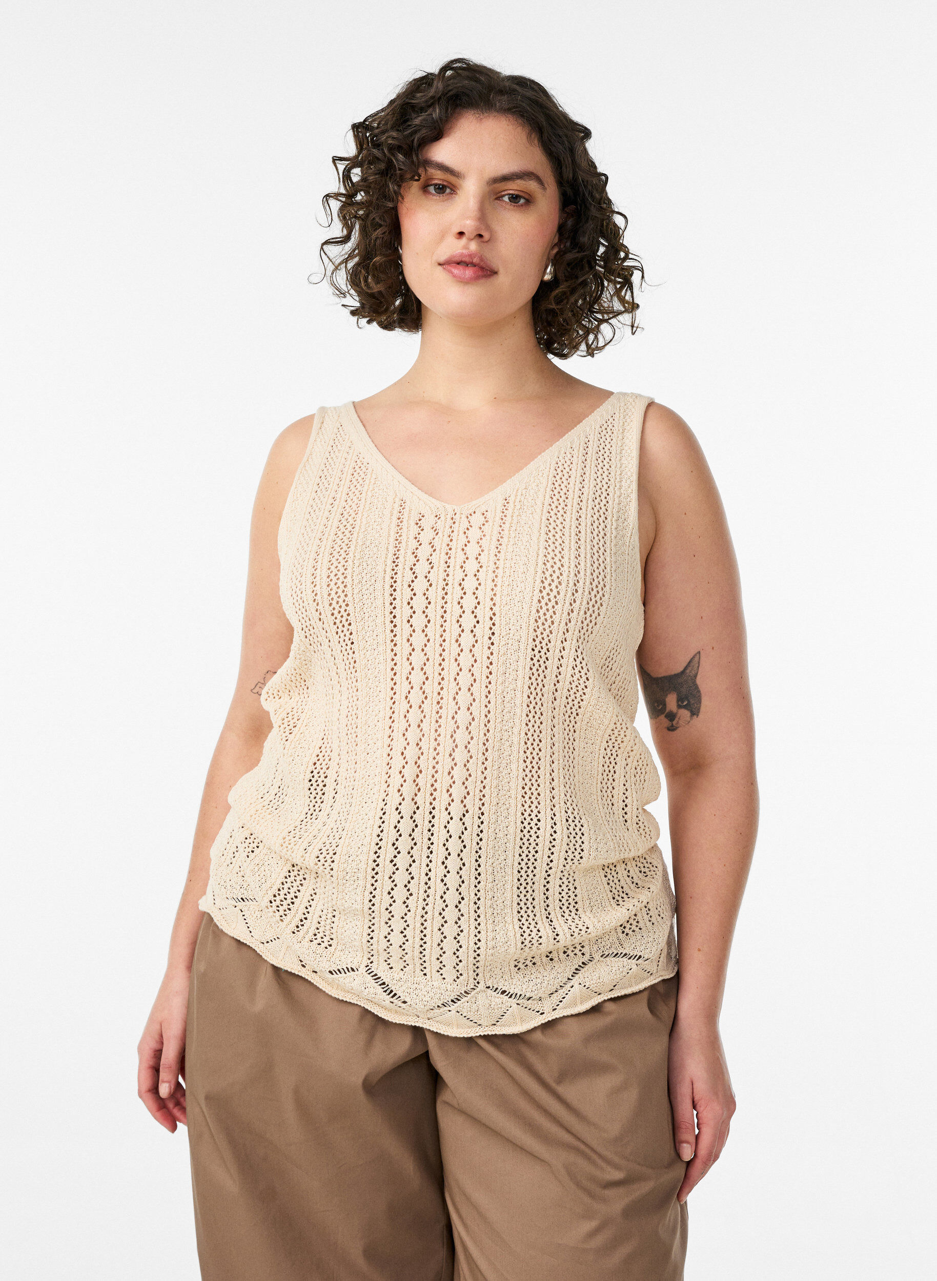 Zizzi Stricktop mit Lochstickerei und V-Ausschnitt, Beige, Model image number 0