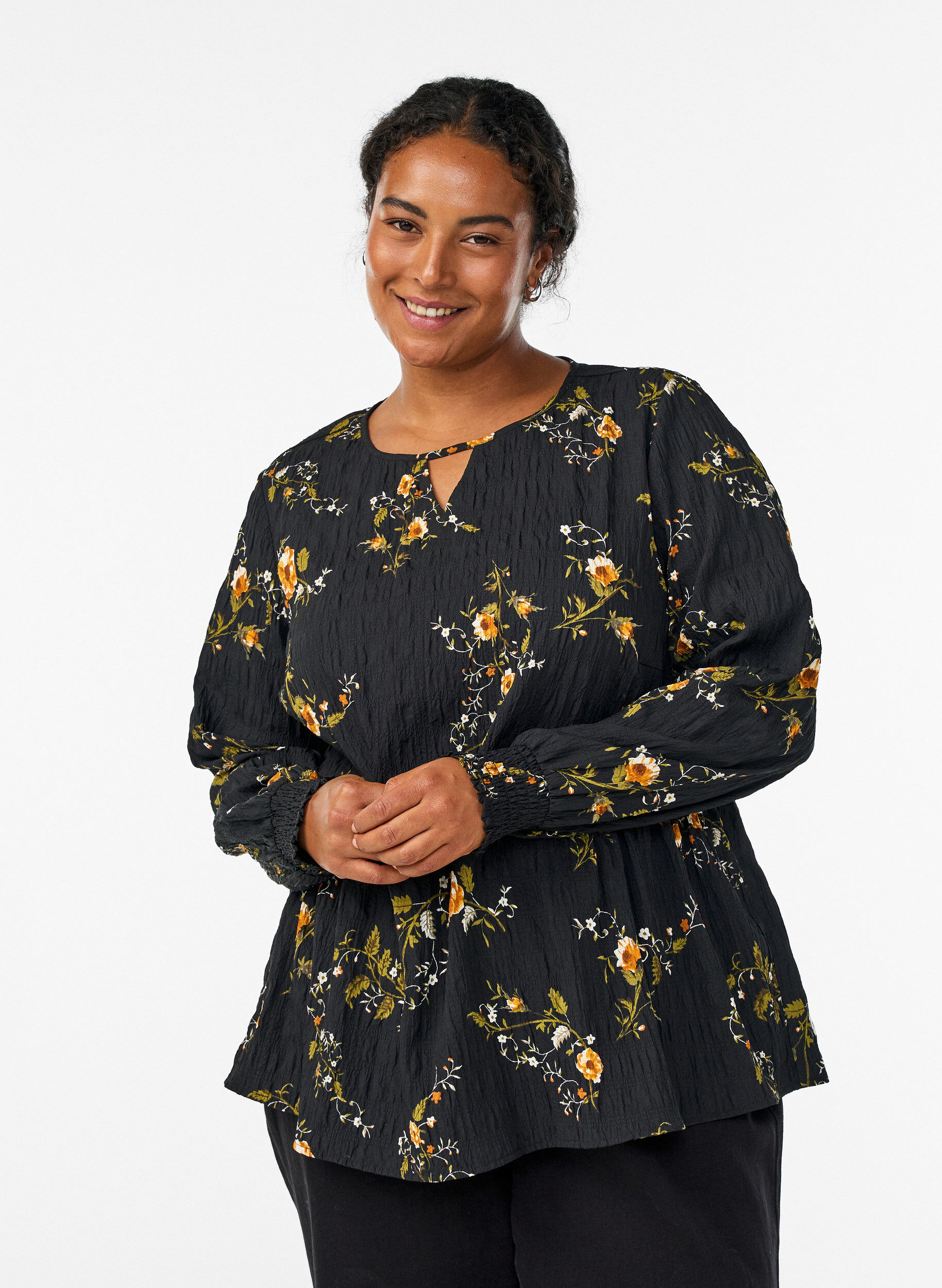 Zizzi Lang&auml;rmelige Bluse mit gebl&uuml;mtem Muster, Schwarz, Model image number 0