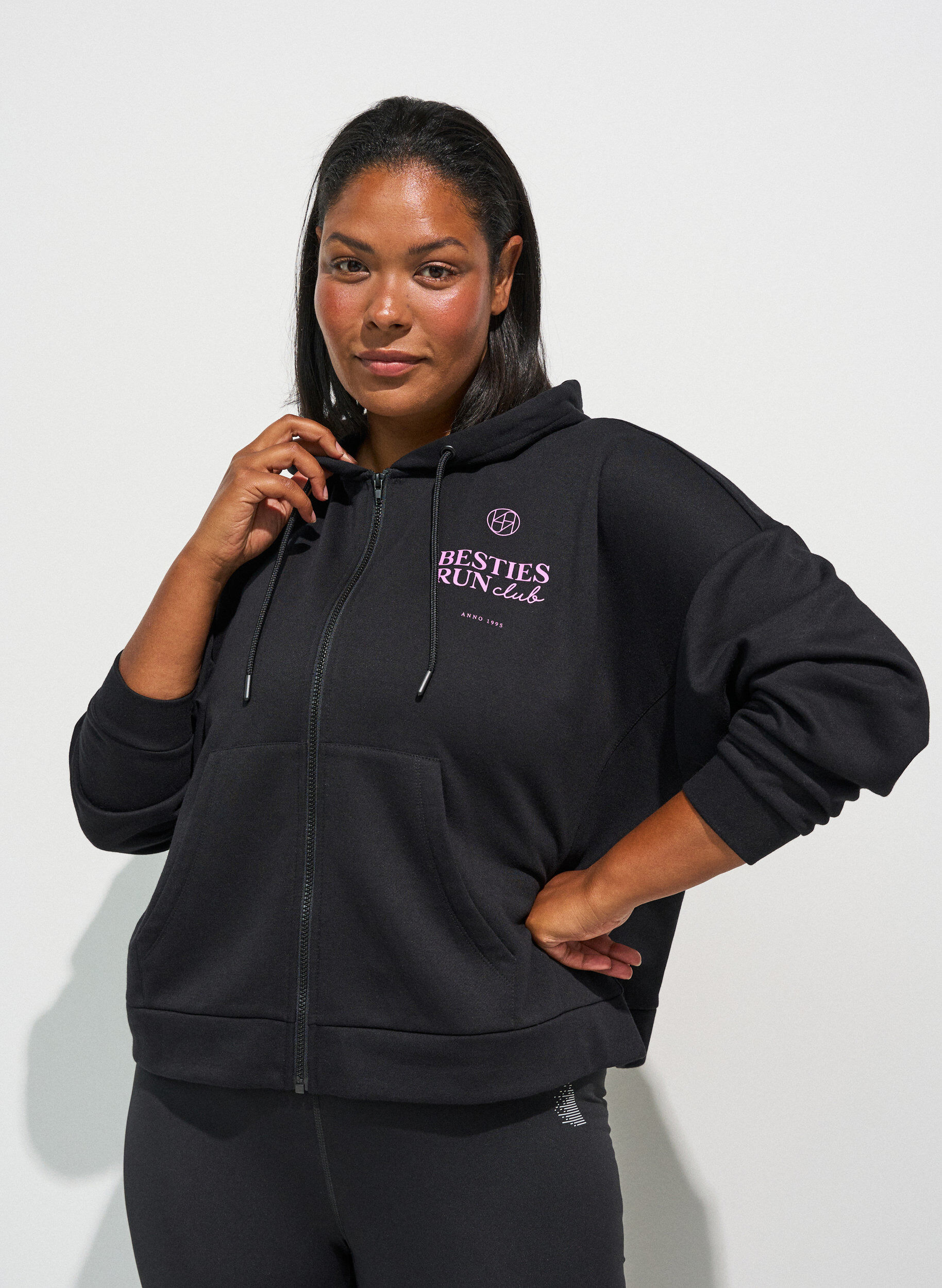 Hoodie mit Rei&szlig;verschluss und Brustprint, Schwarz, Model
