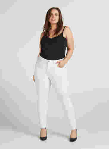 Super Slim Amy Jeans mit hoher Taille, Bright White, Model image number 4
