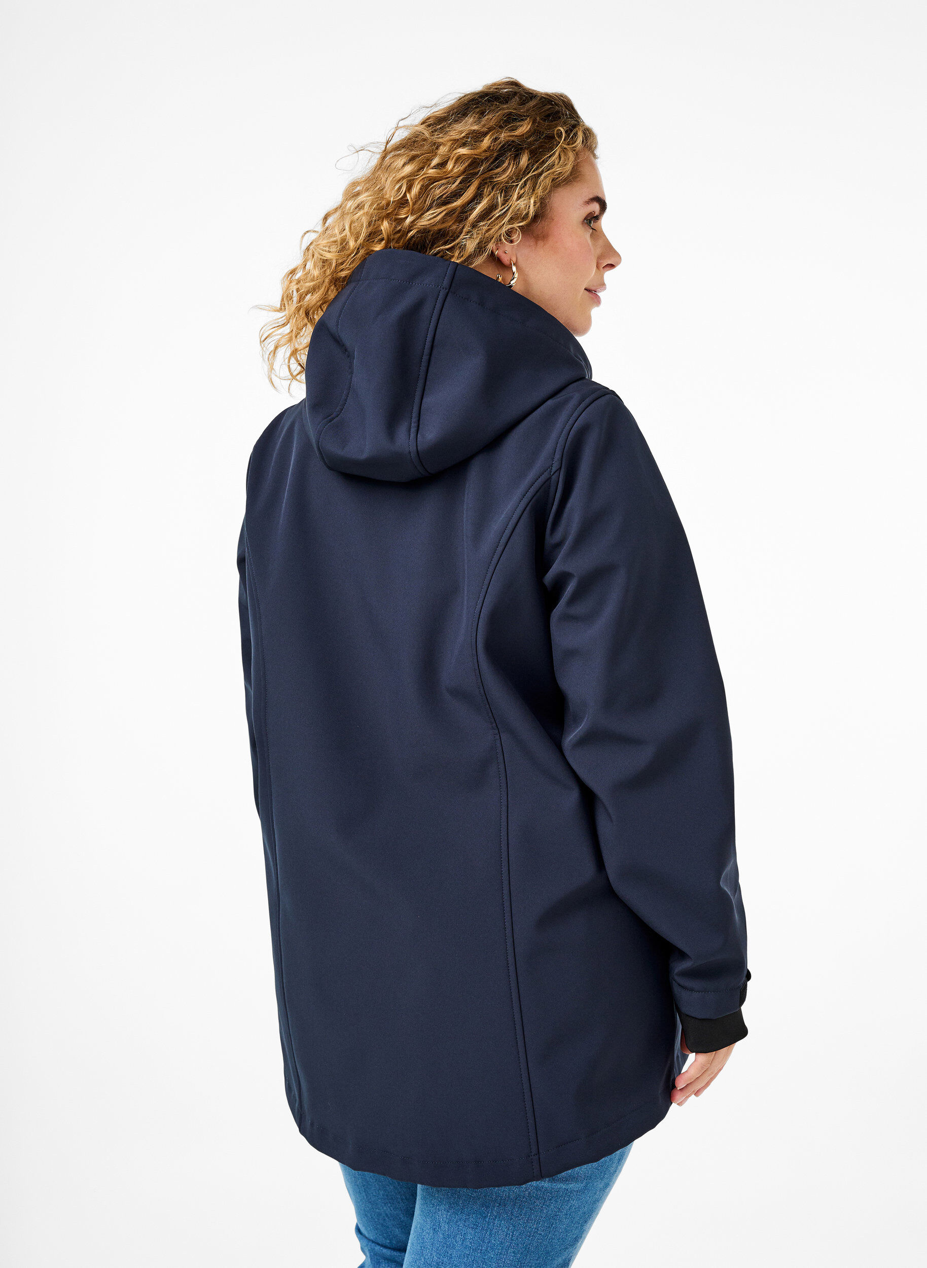 Zizzi Softshelljacke aus kurzem Schnitt mit abnehmbarer Kapuze, Blau, Model image number 2