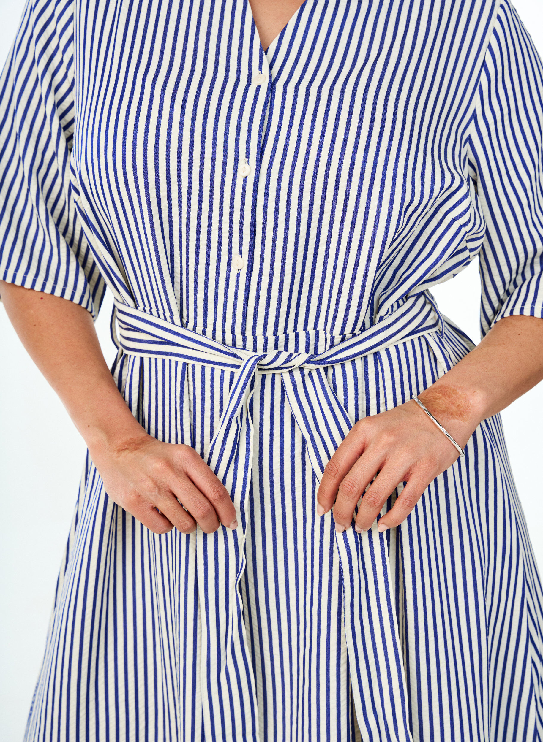 ZizziKn&ouml;chellanges Hemdblusenkleid mit Bindeg&uuml;rtel und Streifen, Blau, Model image number 3