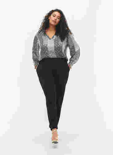 Bedruckte Bluse mit Smock und V-Ausschnitt, Black Graphic Stripe, Model image number 3