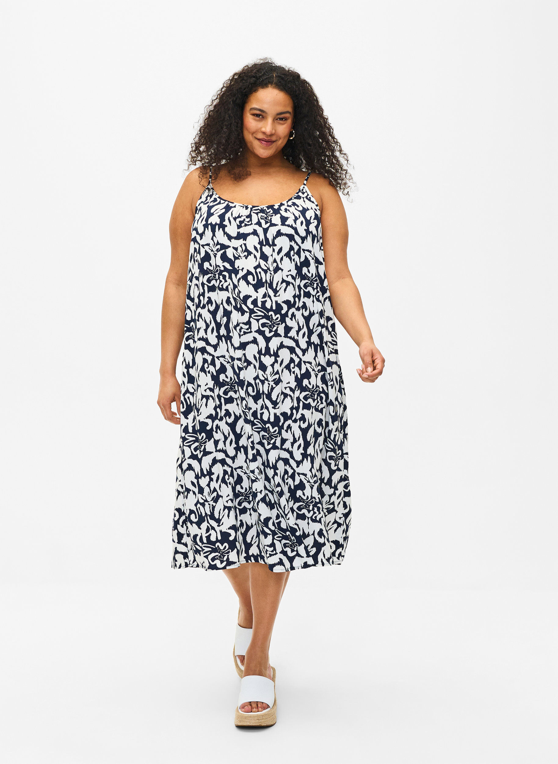 Zizzi Tr&auml;gerkleid aus Viskose mit Print, Navy Bl. Ethnic AOP, Model image number 0
