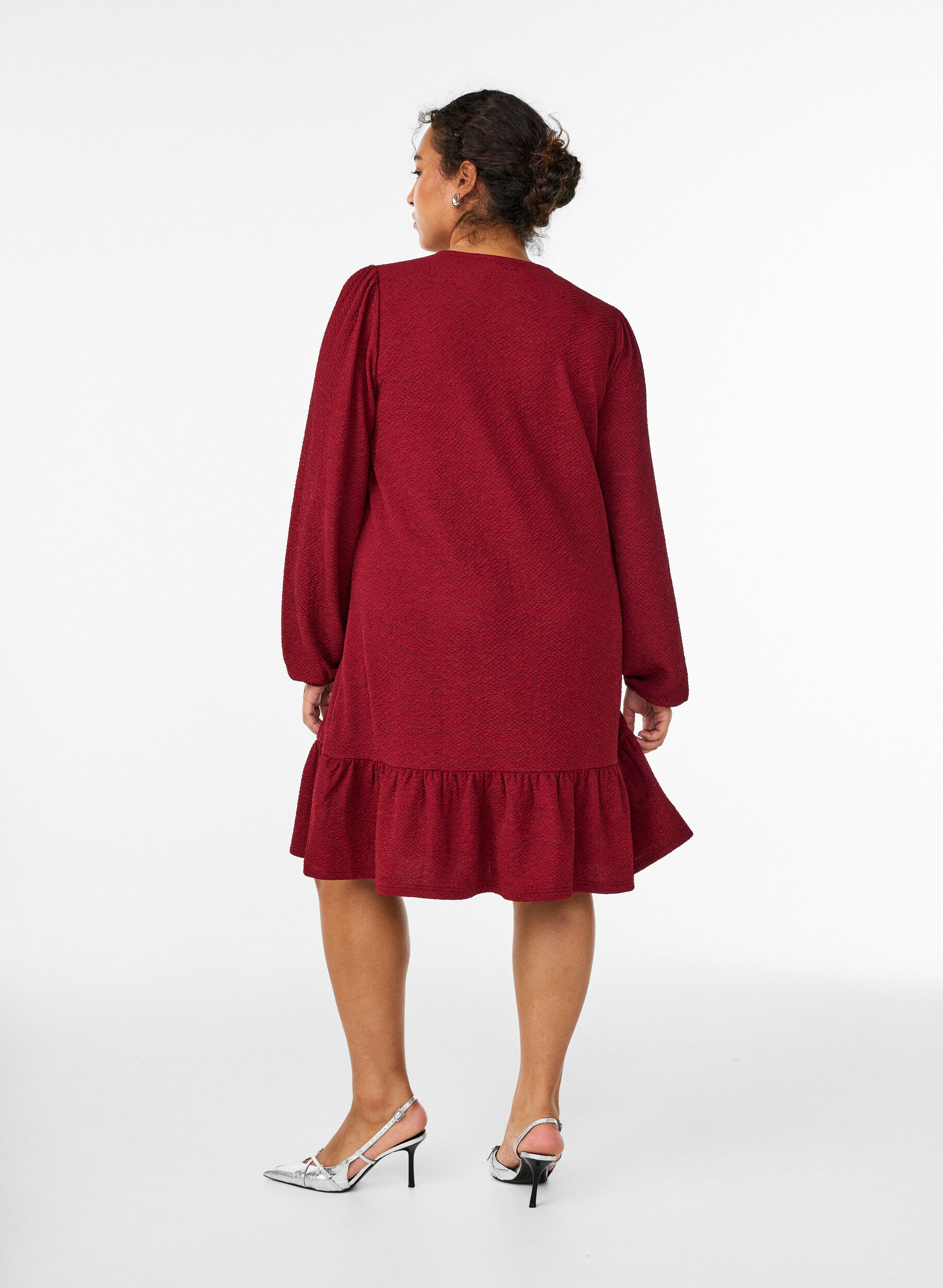 Zizzi Kurzes strukturiertes Kleid mit R&uuml;schensaum, Dunkles Bordeaux, Model image number 2