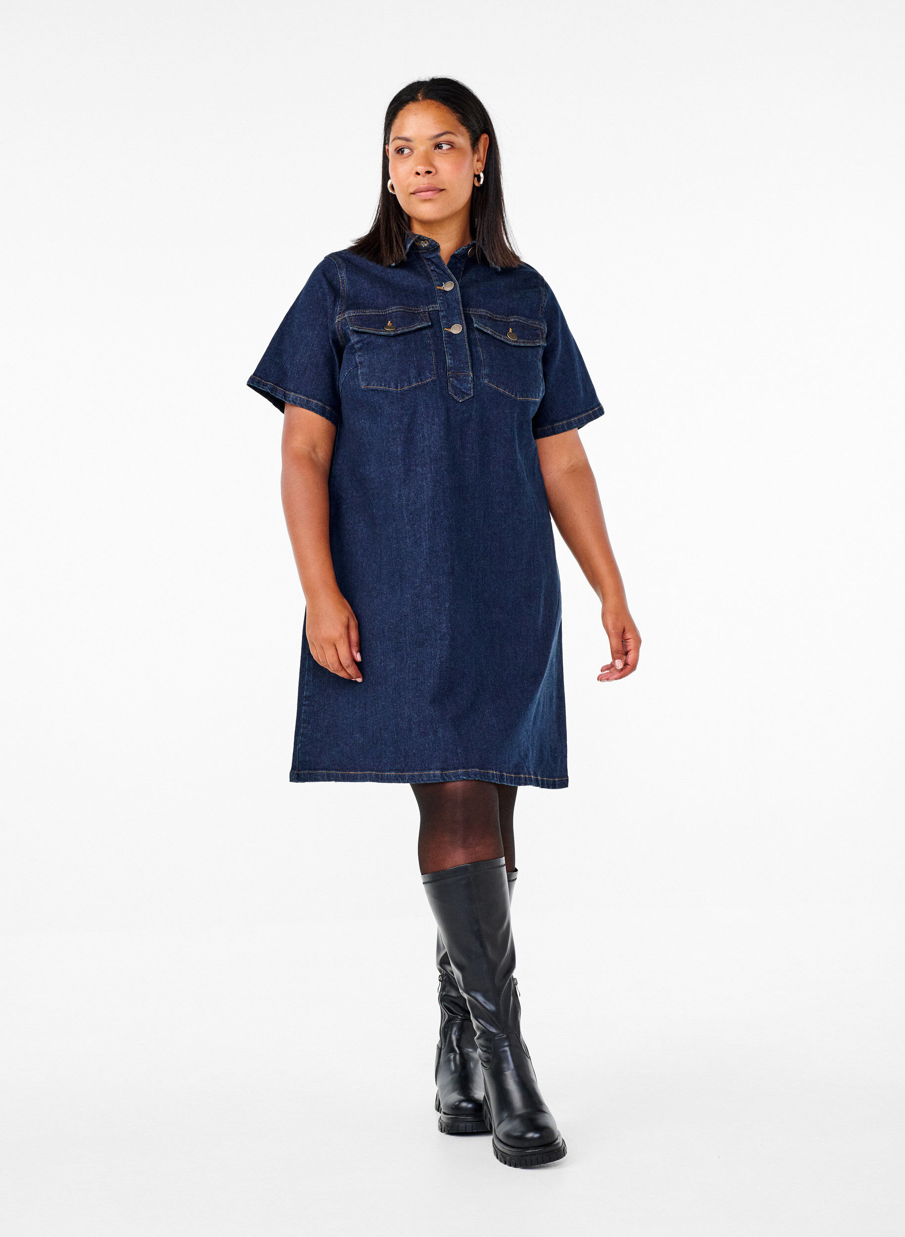 Zizzi Denim-Kleid mit kurzen &Auml;rmeln und Brusttaschen, Dark Blue Denim, Model image number 2
