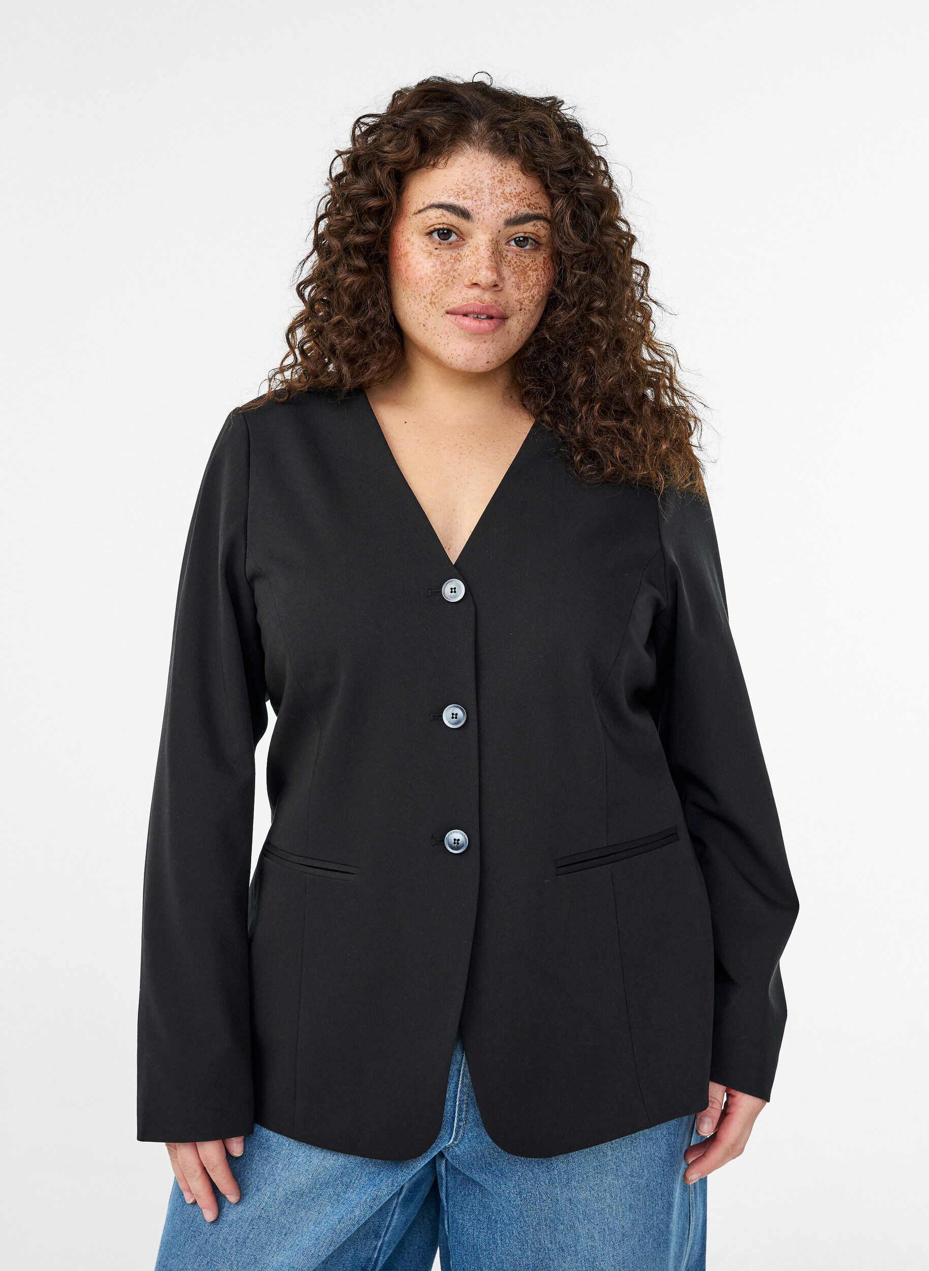 Blazer mit V-Ausschnitt und Knopfverschluss, Schwarz, Model