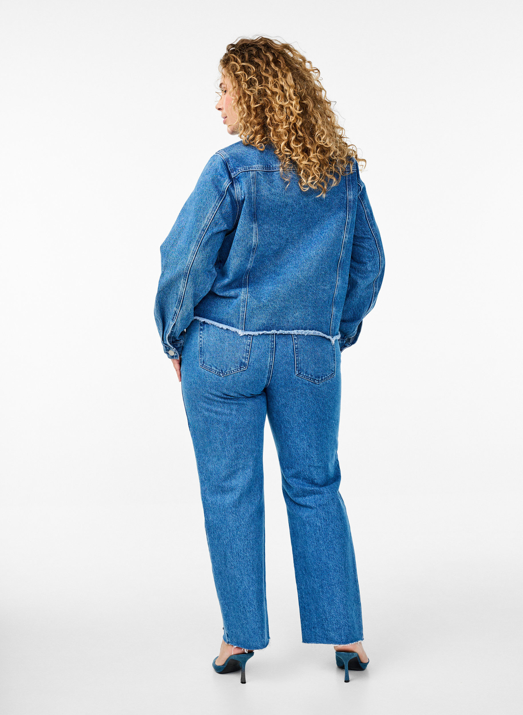Zizzi Gemma Jeans mit hoher Taille und Strasssteinen, Blau, Model image number 1