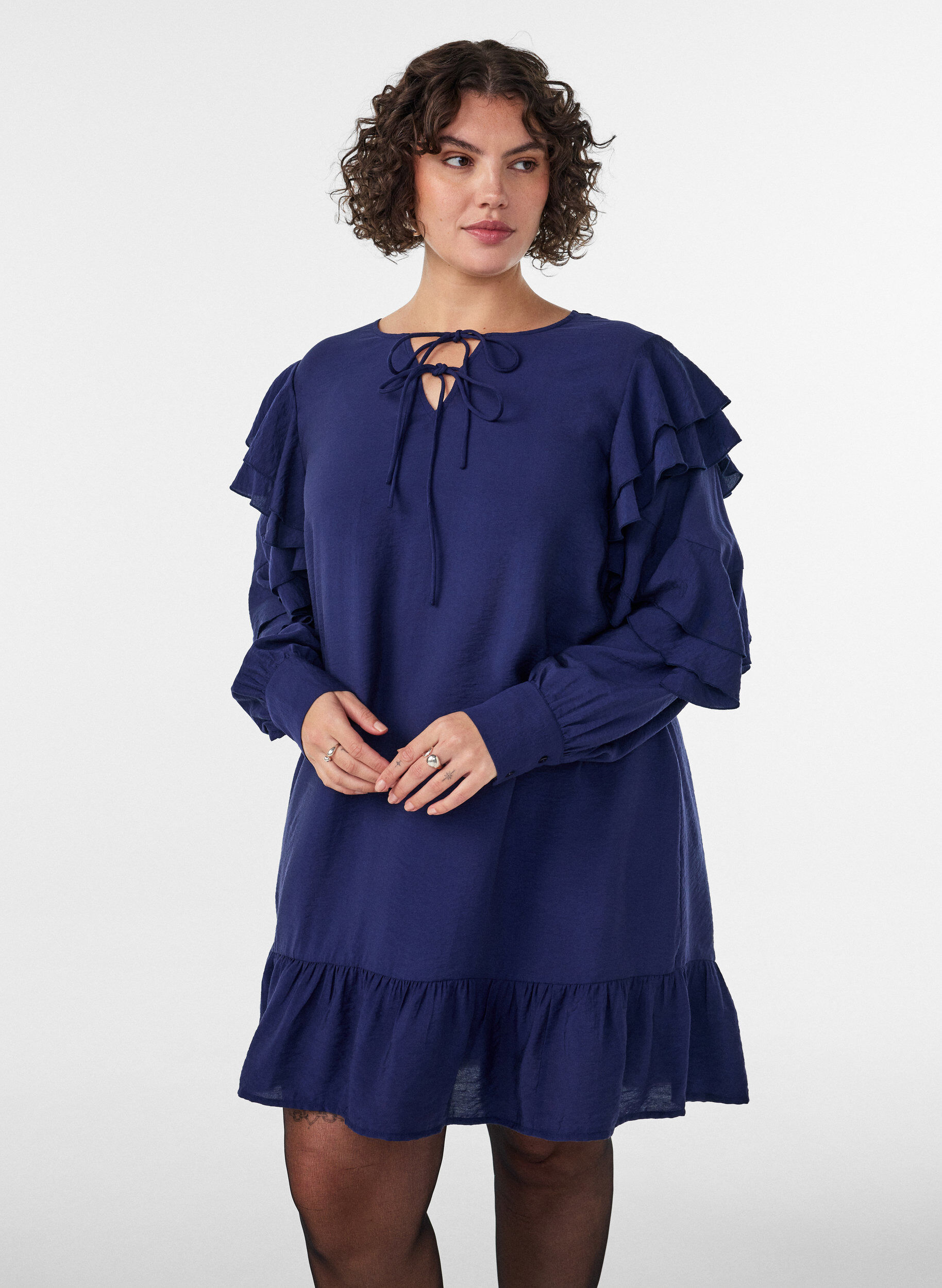Viskosekleid mit R&uuml;schen und Bindeb&auml;ndern, Blau, Model