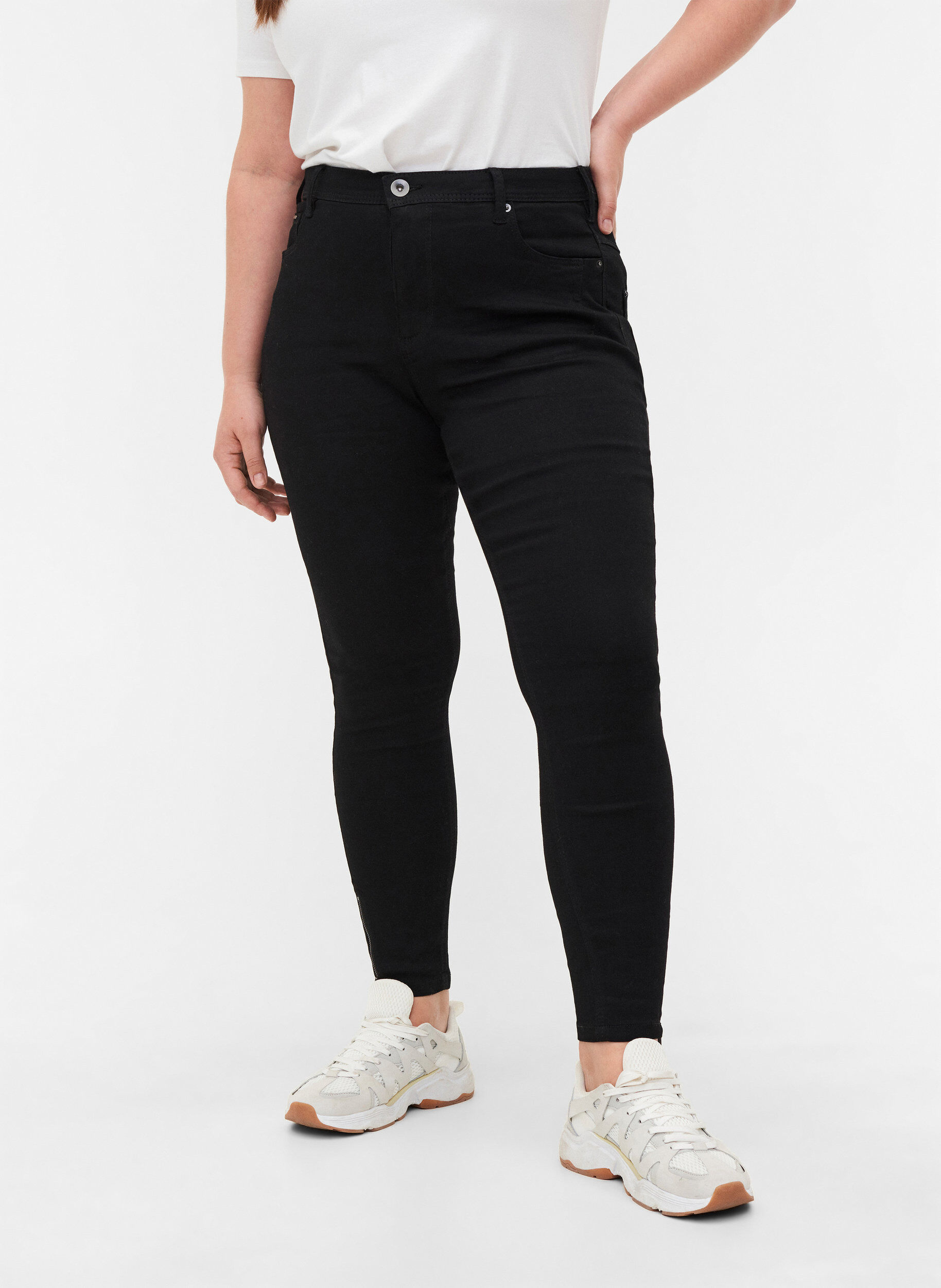 Zizzi Kurze Amy Jeans mit Rei&szlig;verschlussdetail., Schwarz, Model image number 3